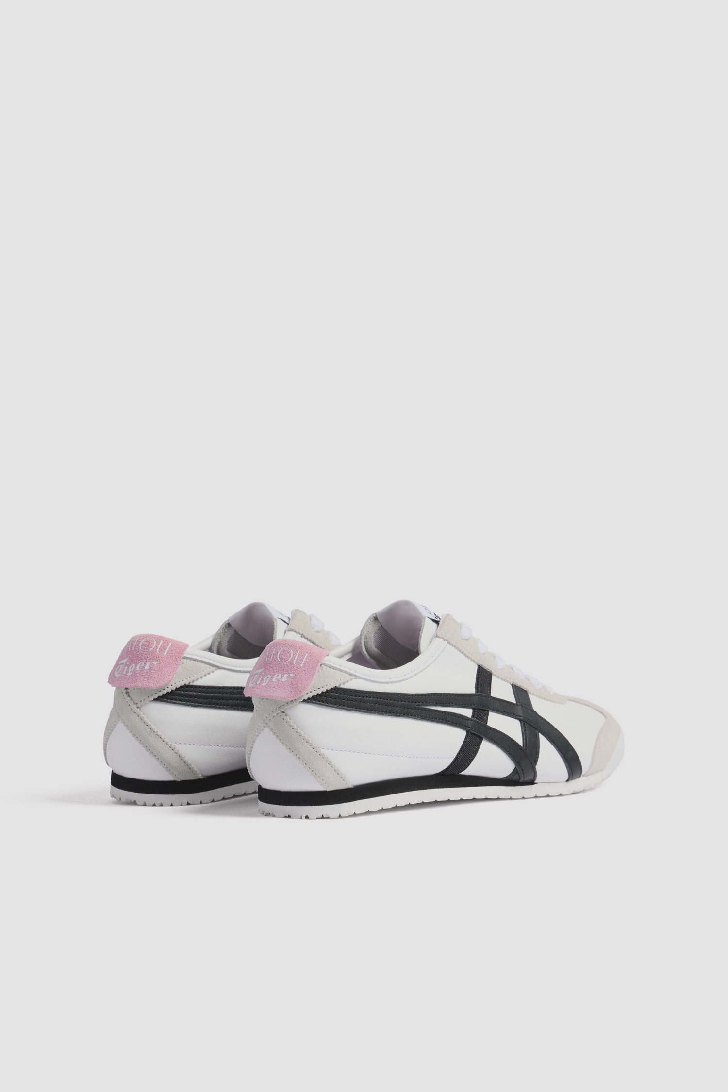 Patou - Baskets Mexico 66 Patou x Onitsuka Tiger en cuir nappa et daim - White - Baskets en cuir nappa blanc et daim blanc cassé. Modèle Mexico 66 iconique revisité dans le cadre d'une collaboration spéciale avec Onitsuka Tiger. Rayures signature en cuir et gros-grain contrastés. Étiquette en cuir contrasté ornée du logo Patou et du symbôle Tiger. Logos Patou et Tiger sur la languette et sur le talon. Fermeture par lacets. Semelle en caoutchouc bicolore.