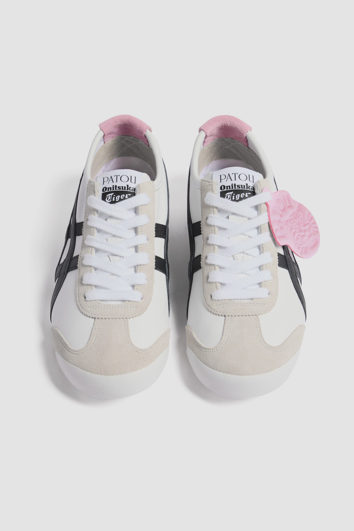 Patou - Baskets Mexico 66 Patou x Onitsuka Tiger en cuir nappa et daim - White - Baskets en cuir nappa blanc et daim blanc cassé. Modèle Mexico 66 iconique revisité dans le cadre d'une collaboration spéciale avec Onitsuka Tiger. Rayures signature en cuir et gros-grain contrastés. Étiquette en cuir contrasté ornée du logo Patou et du symbôle Tiger. Logos Patou et Tiger sur la languette et sur le talon. Fermeture par lacets. Semelle en caoutchouc bicolore.