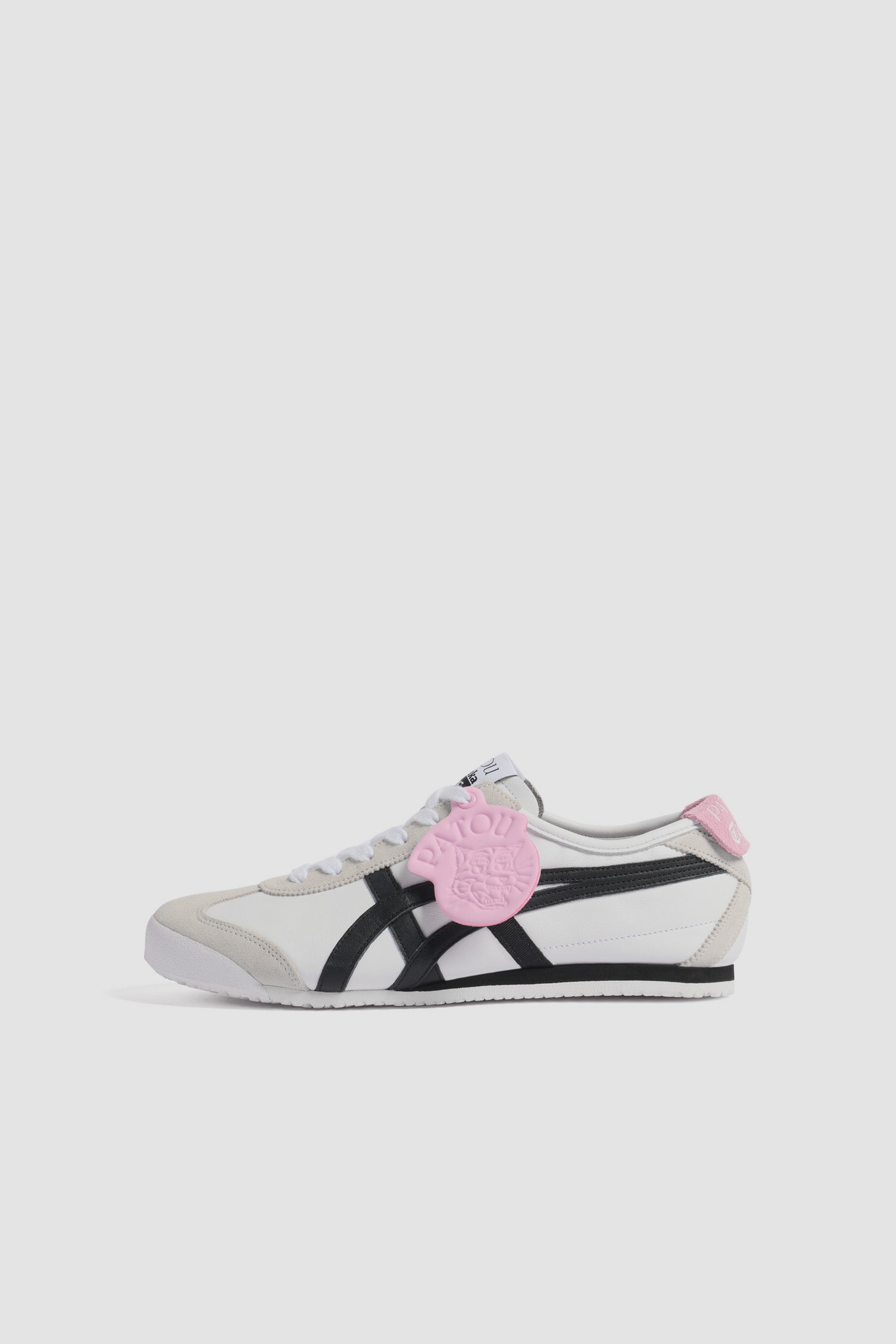 Patou - Baskets Mexico 66 Patou x Onitsuka Tiger en cuir nappa et daim - White - Baskets en cuir nappa blanc et daim blanc cassé. Modèle Mexico 66 iconique revisité dans le cadre d'une collaboration spéciale avec Onitsuka Tiger. Rayures signature en cuir et gros-grain contrastés. Étiquette en cuir contrasté ornée du logo Patou et du symbôle Tiger. Logos Patou et Tiger sur la languette et sur le talon. Fermeture par lacets. Semelle en caoutchouc bicolore.
