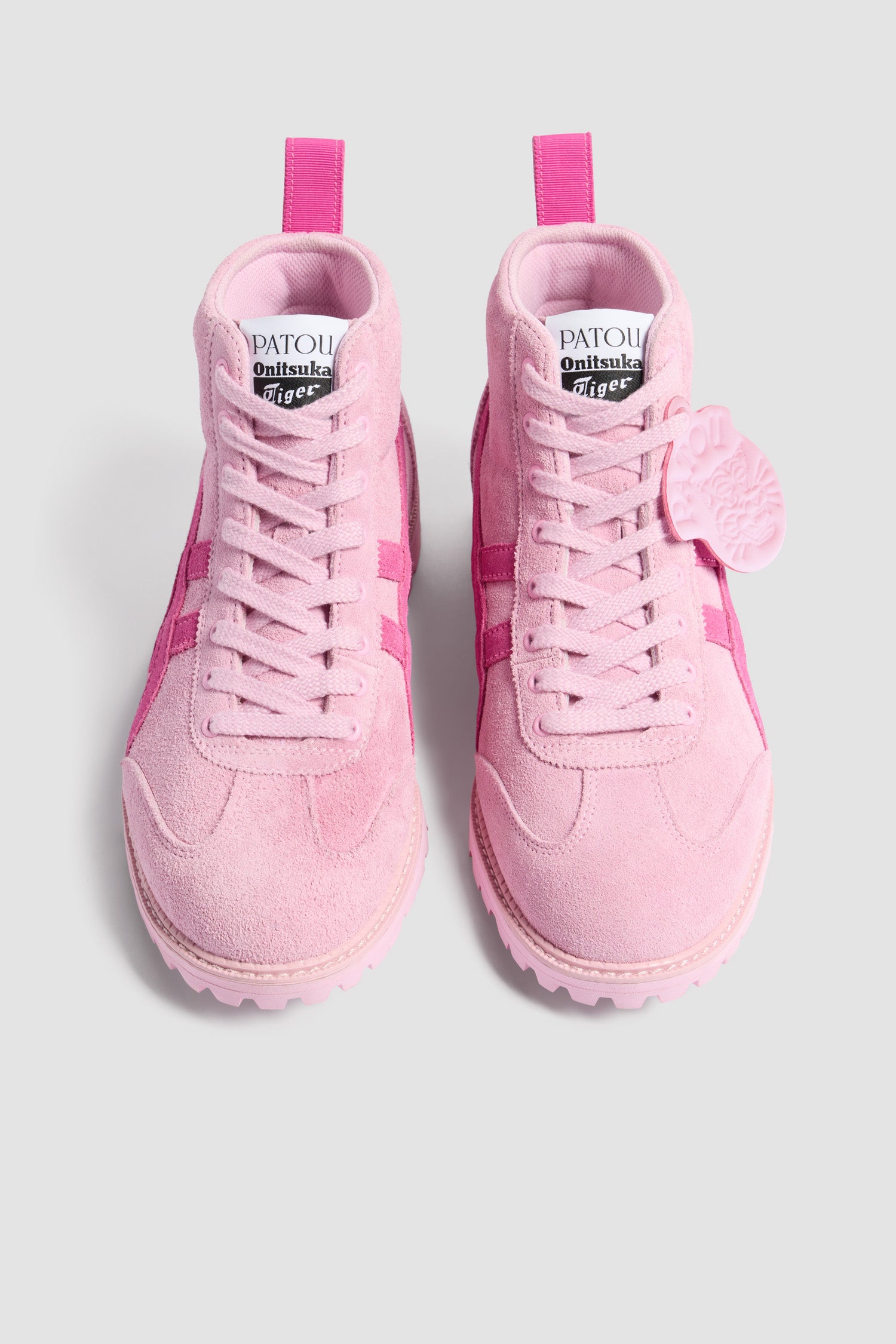 Patou - Stivaletti Mexico Rinkan Patou x Onitsuka Tiger in camoscio - Pink - Stivaletti in camoscio beige. Modello iconico rilavorato per una collaborazione speciale con Onitsuka Tiger. Strisce signature in camoscio a contrasto. Etichetta in pelle con logo Patou e simbolo Tiger. Loghi Patou e Tiger sulla linguetta. Dettaglio in grosgrain a contrasto sul tallone. Chiusura con lacci. Suola in gomma carro armato.