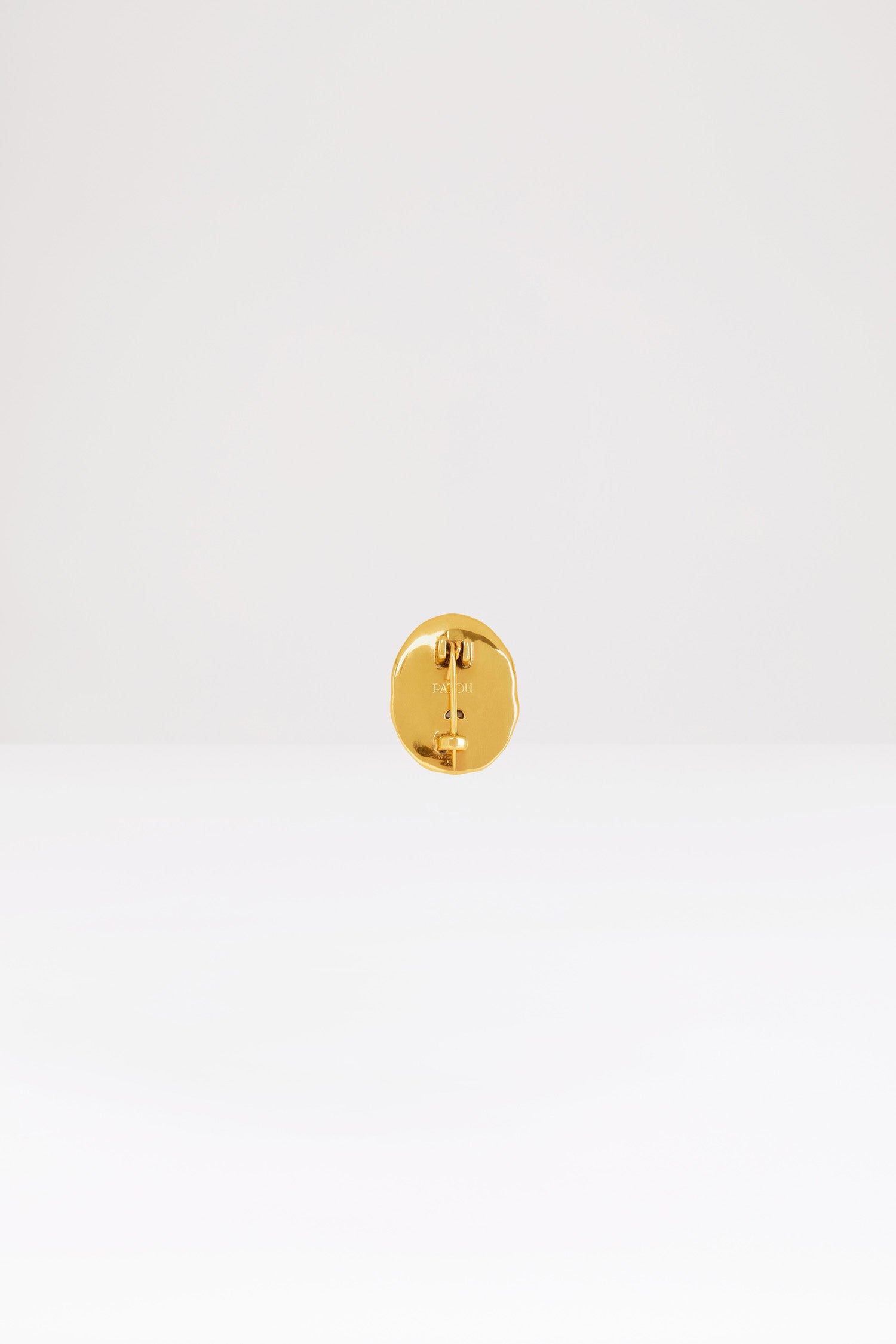 Patou - Small face brooch in hammered brass - Gold - The face of Patou jewellery. Small fine gold-plated hammered brass brooch with face-shaped cut-outs.