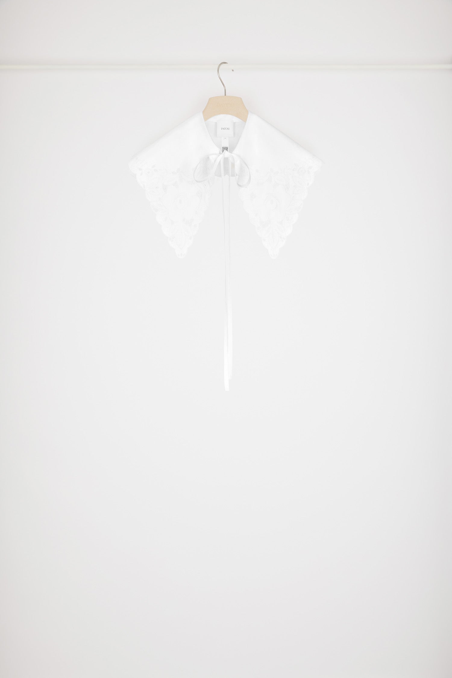 Patou - Embroidered poplin collar - White - A touch of fantasy, a hint of Patou.White organic cotton poplin collar. Embroidered all over with scalloped edges; embroidered JP monogram at the back. Fastens via long ties at the front.