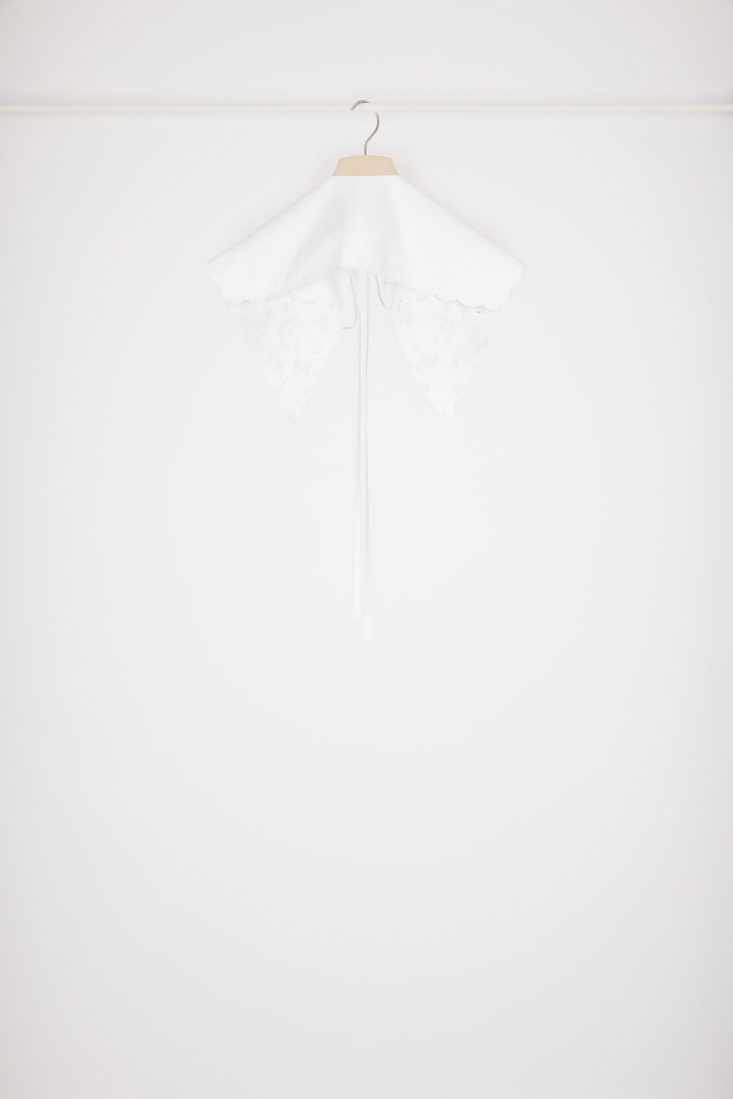 Patou - Embroidered poplin collar - White - A touch of fantasy, a hint of Patou.White organic cotton poplin collar. Embroidered all over with scalloped edges; embroidered JP monogram at the back. Fastens via long ties at the front.