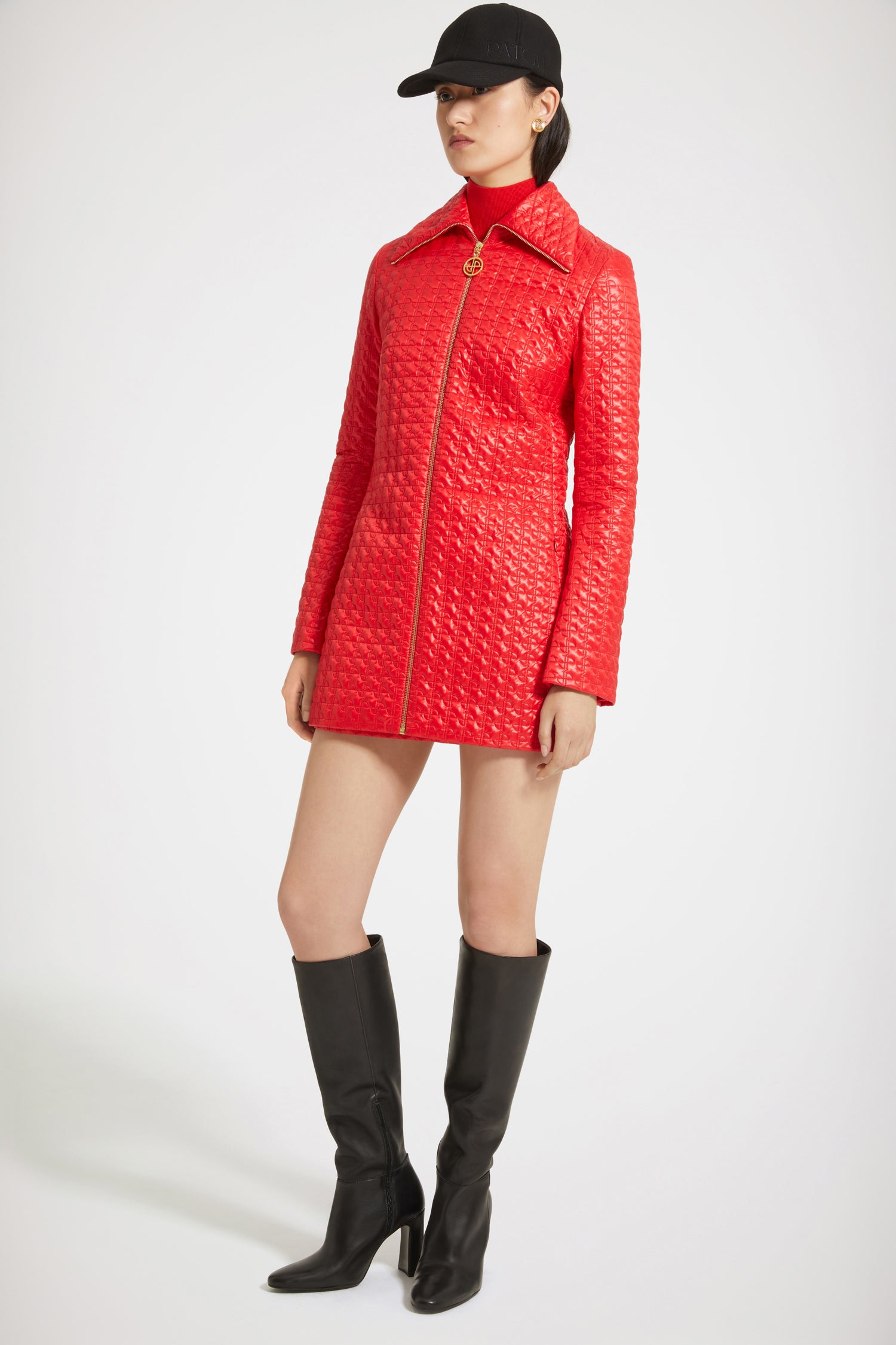 Patou - Longline-Jacke mit Reißverschluss aus umweltfreundlichem, gestepptem Nylon - Red Ski Slope - Gepolstert, gesteppt und körpernah.Jacke aus umweltfreundlichem Nylon in Rot. Charakteristische JP-Steppung. Lang geschnitten. Weiter Kragen. Goldfarbene Reißverschlüsse mit charakteristischer JP-Zuglasche vorne und an den Manschetten. Hinten einfach geschlitzt. Enge Passform an den Schultern.Kann mit einem farblich abgestimmten Ledergürtel getragen werden (separat erhältlich).