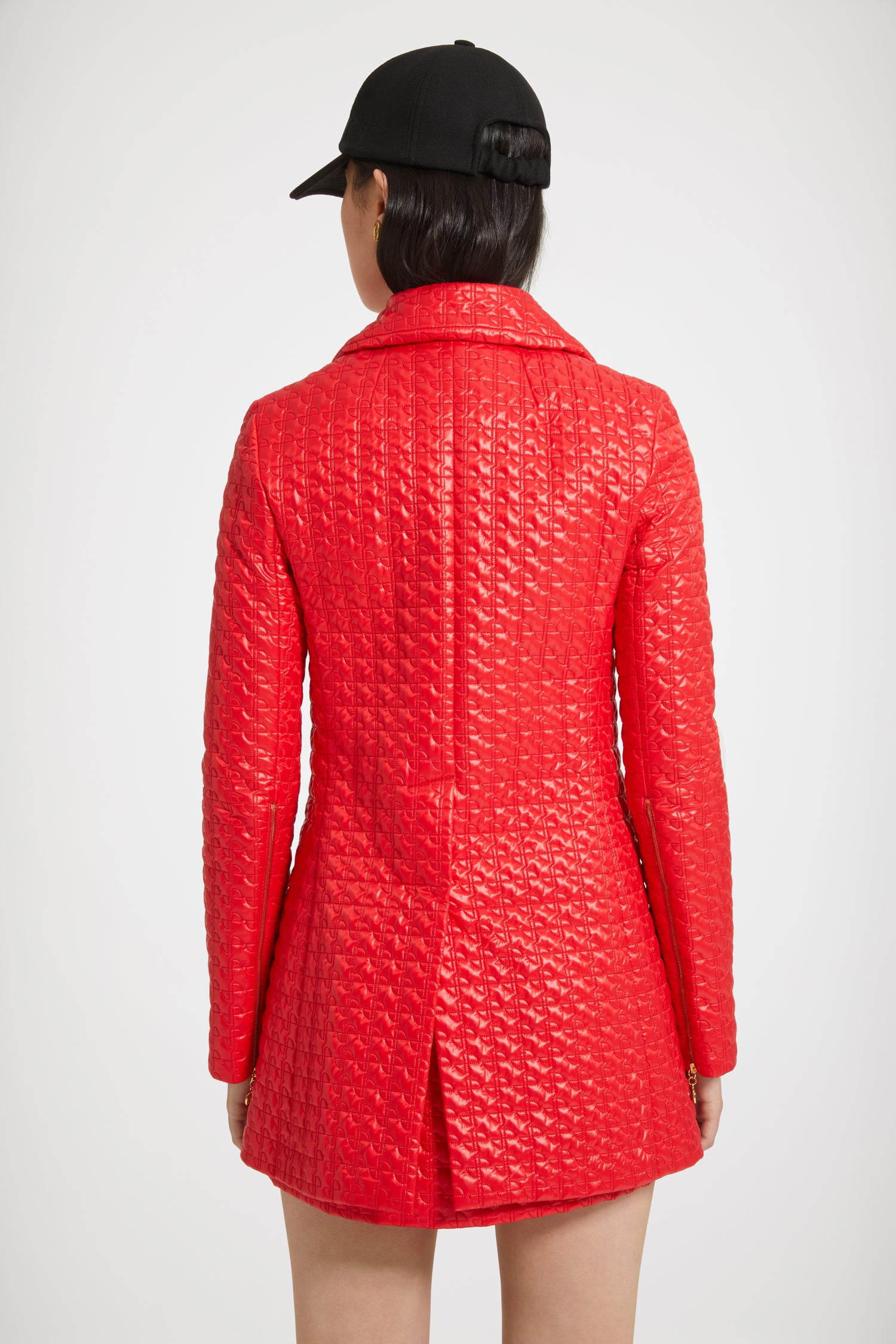 Patou - Longline-Jacke mit Reißverschluss aus umweltfreundlichem, gestepptem Nylon - Red Ski Slope - Gepolstert, gesteppt und körpernah.Jacke aus umweltfreundlichem Nylon in Rot. Charakteristische JP-Steppung. Lang geschnitten. Weiter Kragen. Goldfarbene Reißverschlüsse mit charakteristischer JP-Zuglasche vorne und an den Manschetten. Hinten einfach geschlitzt. Enge Passform an den Schultern.Kann mit einem farblich abgestimmten Ledergürtel getragen werden (separat erhältlich).