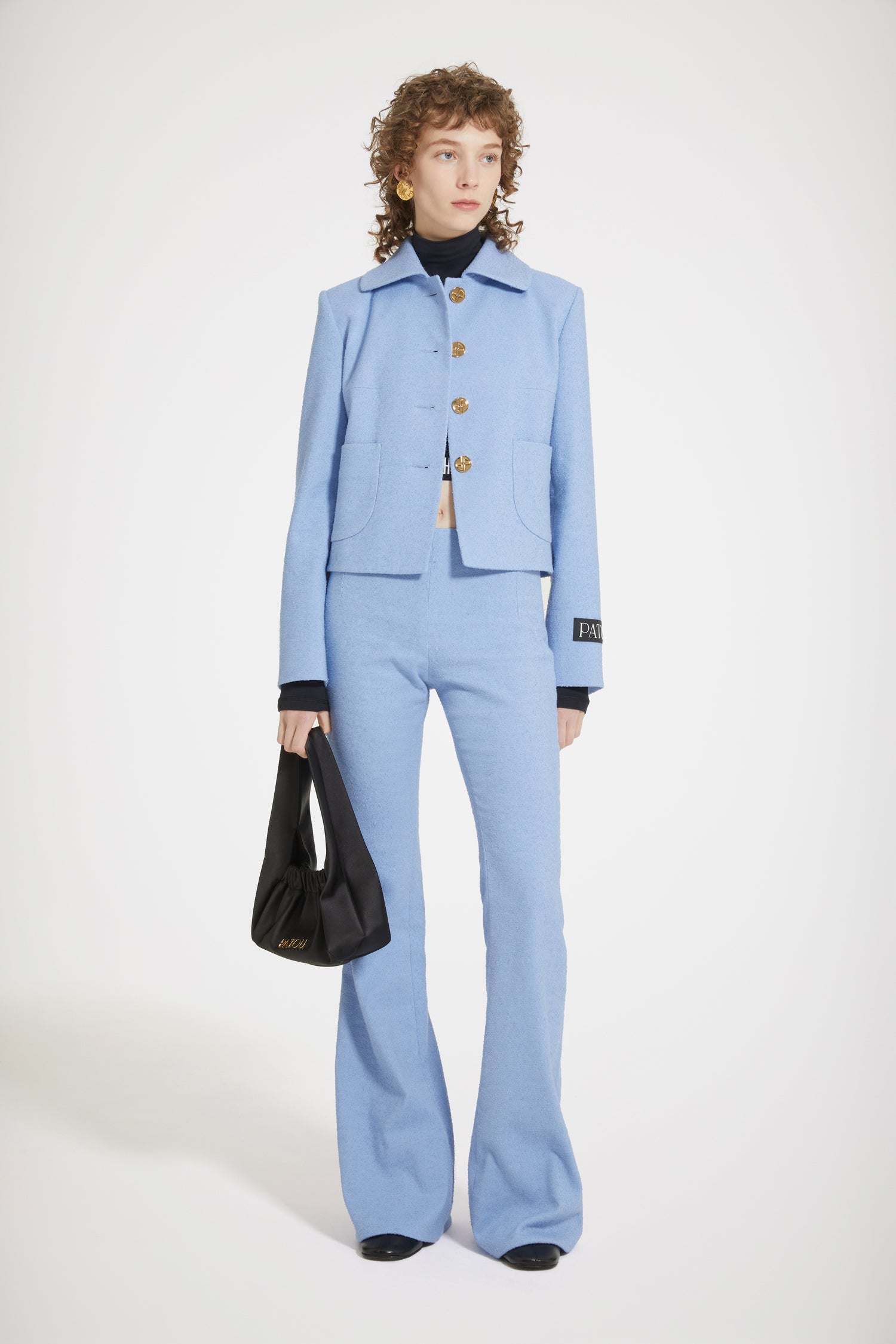 Patou - Giacca corta in tweed stretch - Ice Blue - 24 ore in tweed.Giacca in tweed di misto cotone stretch blu ghiacciao. Modello corto. Collo largo. Bottoni oro incisi JP in stile Art Déco. Tasche a toppa sul davanti. Polsini con bottoni nascosti. Etichetta Patou sulla manica sinistra. Spacco sul retro. Modello foderato.Taglio aderente in vita.