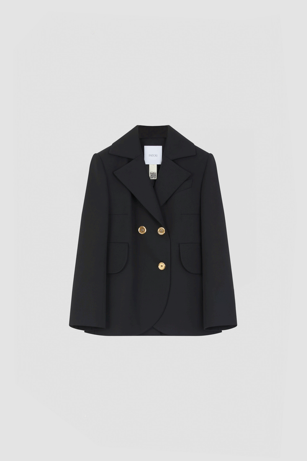 Patou - Taillierte Jacke mit Gürtel aus nachhaltiger technischer Wolle - No Label Black - Schwarze Jacke aus nachhaltigem technischem Wolltwill. Doppelreihig geknöpft. Jackett-Silhouette. Fallendes Revers. Goldfarbene Knöpfe mit Patou Logogravur. Taillengürtel aus Stoff. Pattentaschen. Verkürzte Ärmel.