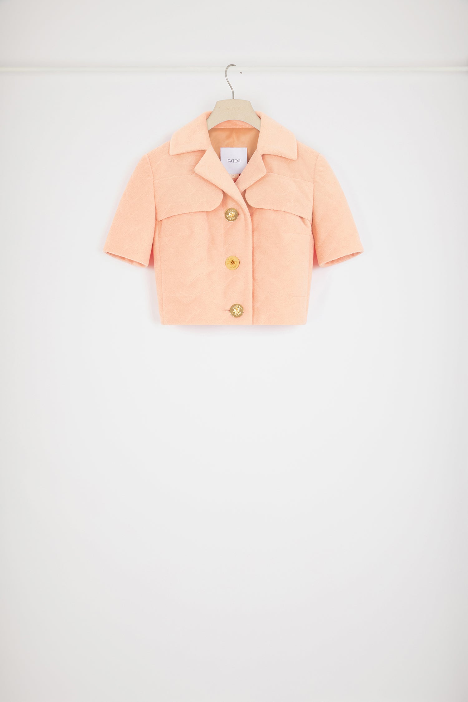 Patou - Veste courte surpiquée en éponge - Abricot - Légèreté de la matière, précision de la coupe.Veste orange abricot. Surpiqûres ondulées. Modèle raccourci. Silhouette ajustée. Revers crantés. Boutons dorés gravés Patou. Poches poitrine à rabat.Nous conseillons de porter ce modèle court et ajusté avec un débardeur ou vêtement léger.