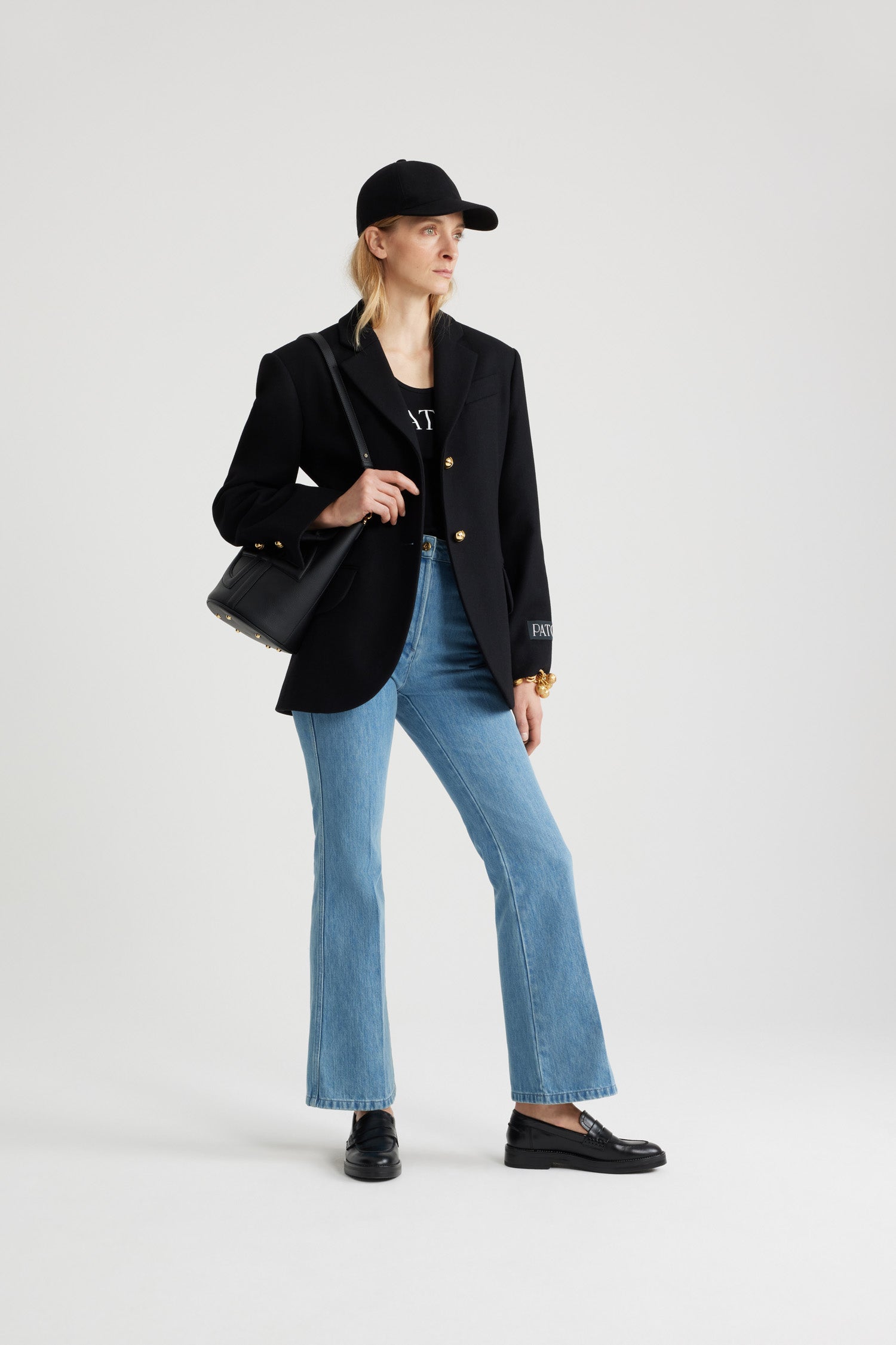 Patou - Veste ample ceinturée en laine et cachemire éco-responsable - Black - Veste en flanelle de laine et cachemire éco-responsable noire. Silhouette décontractée. Revers crantés. Boutons boule JP dorés. Ceinture amovible. Poches à rabat. Poignets boutonnés. Étiquette Patou sur la manche gauche. Modèle doublé.