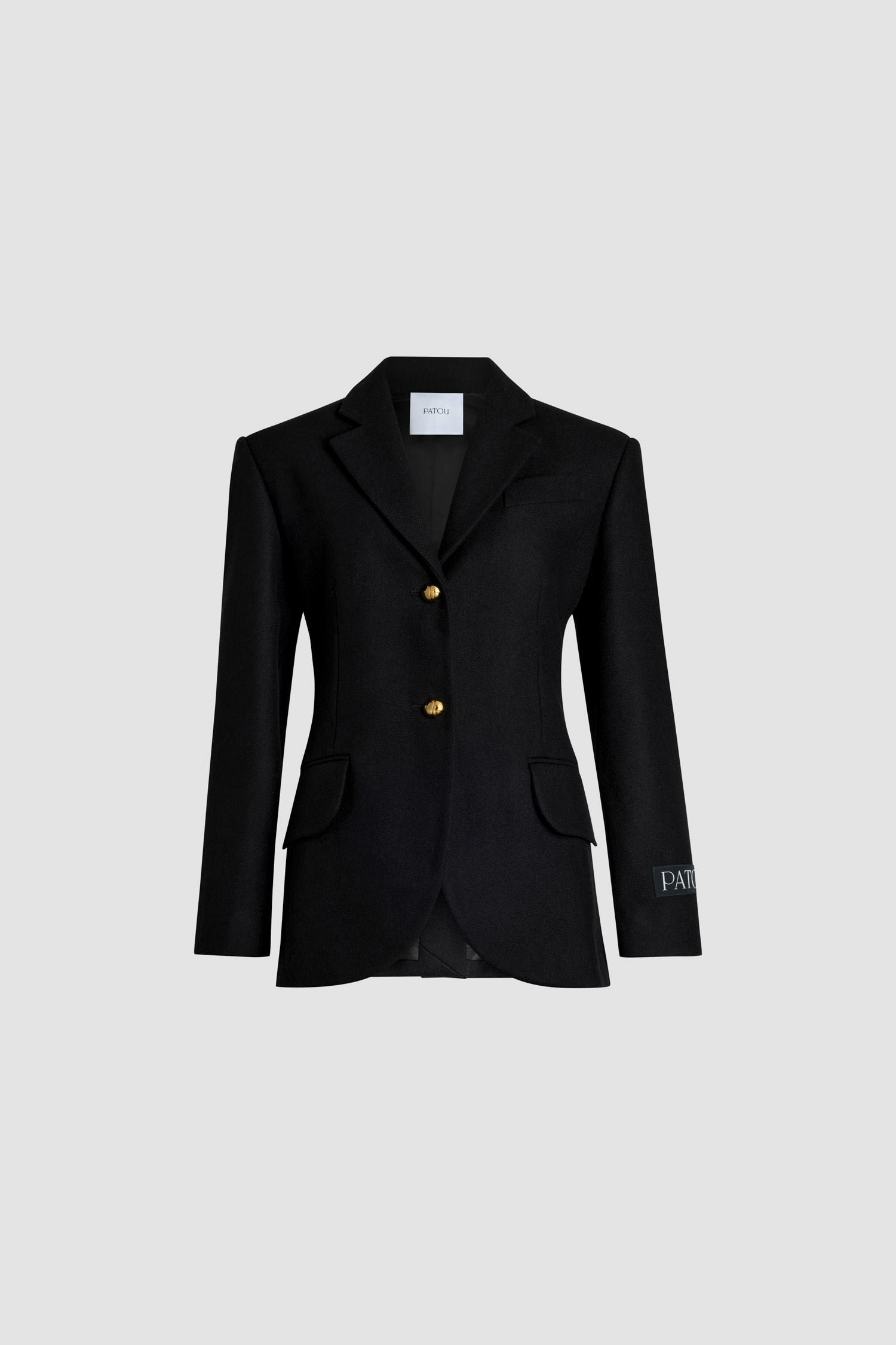 Patou - Veste ample ceinturée en laine et cachemire éco-responsable - Black - Veste en flanelle de laine et cachemire éco-responsable noire. Silhouette décontractée. Revers crantés. Boutons boule JP dorés. Ceinture amovible. Poches à rabat. Poignets boutonnés. Étiquette Patou sur la manche gauche. Modèle doublé.