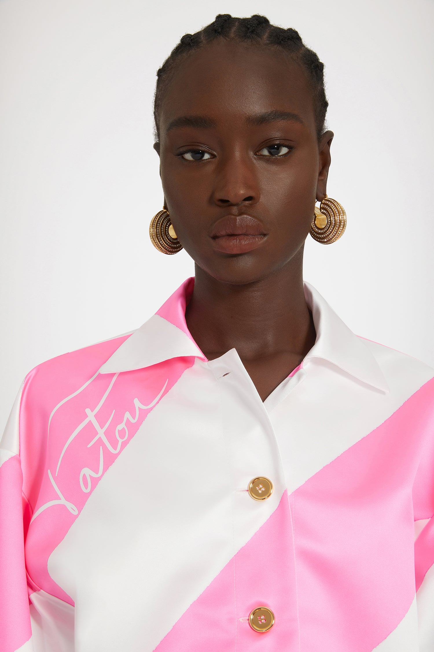 Patou - Cropped jacket in printed satin - Diago Pink - Light as a feather, this is the ultimate mid-season layer.Pink polyester duchesse satin jacket. Wide diagonal stripes with handwritten Patou signature. Cropped length. Shirt collar. Gold-tone Patou-engraved buttons. Dropped shoulders. Balloon sleeves. Buttoned cuffs.This style is cropped and oversized.