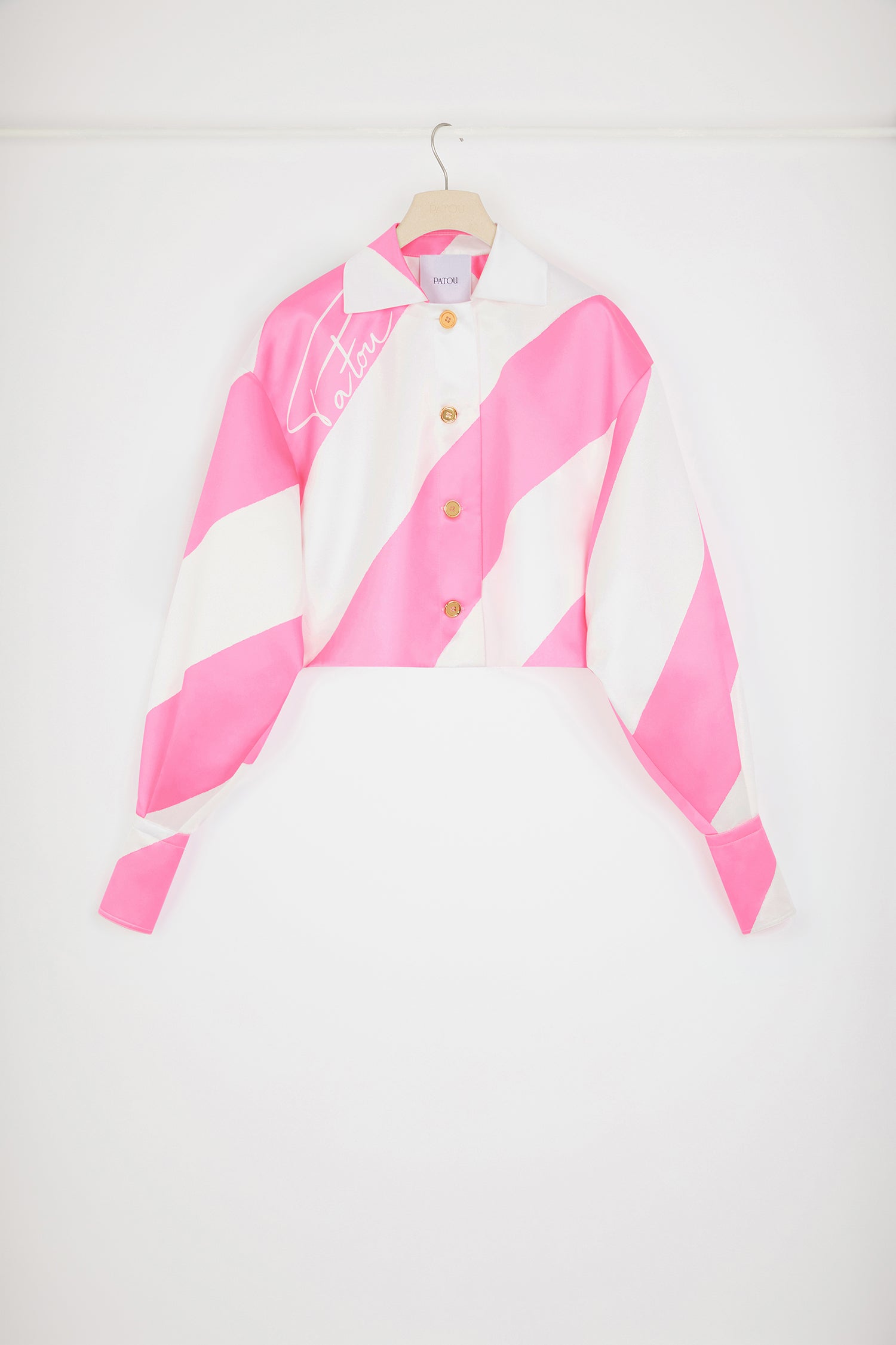 Patou - Cropped jacket in printed satin - Diago Pink - Light as a feather, this is the ultimate mid-season layer.Pink polyester duchesse satin jacket. Wide diagonal stripes with handwritten Patou signature. Cropped length. Shirt collar. Gold-tone Patou-engraved buttons. Dropped shoulders. Balloon sleeves. Buttoned cuffs.This style is cropped and oversized.