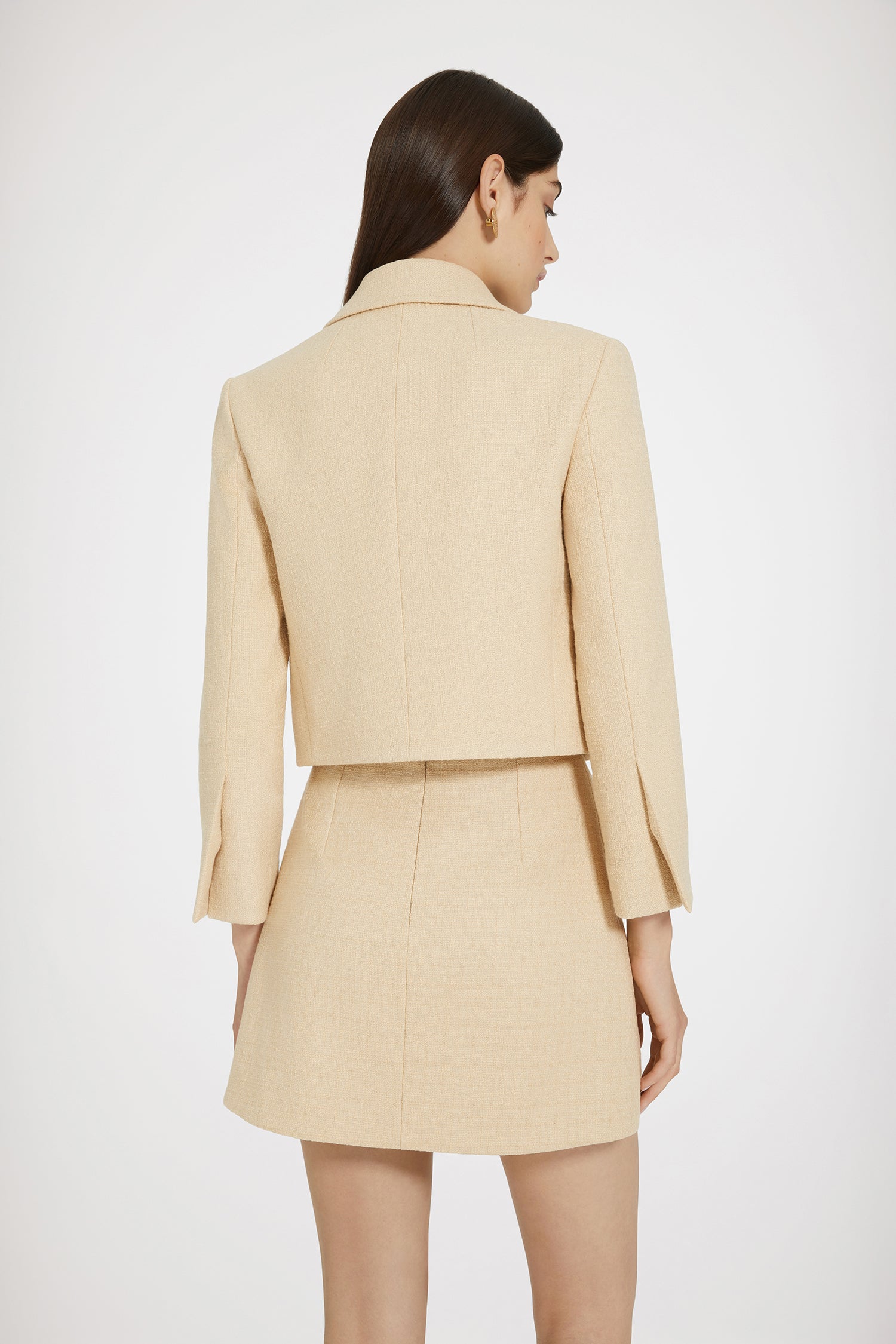 Patou - Kurzes Jackett aus Baumwolltweed - Beige - Maßgeschneiderte Patou Perfektion.Jacke aus beigefarbenem Baumwolltweed. Gekürzte Länge. Weiter Kragen. Goldfarbene Knöpfe mit Patou-Gravur. Aufgesetzte Taschen. Patou Aufnäher auf dem linken Ärmel. Geschlitzte Ärmelabschlüsse. Gefüttert.Dieser Stil ist kurz und sitzt eng.