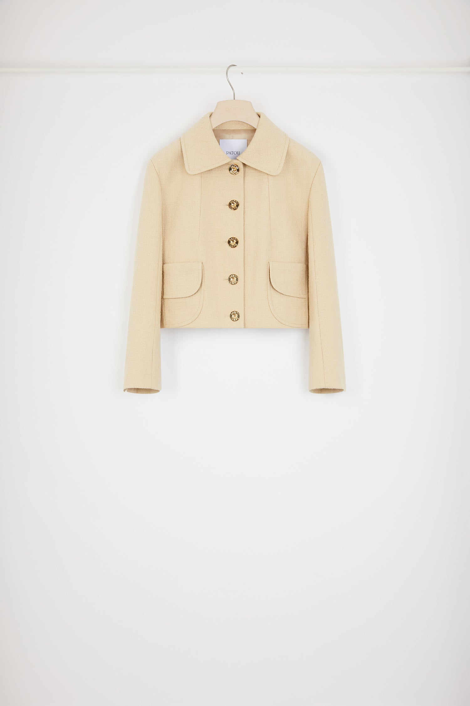 Patou - Kurzes Jackett aus Baumwolltweed - Beige - Maßgeschneiderte Patou Perfektion.Jacke aus beigefarbenem Baumwolltweed. Gekürzte Länge. Weiter Kragen. Goldfarbene Knöpfe mit Patou-Gravur. Aufgesetzte Taschen. Patou Aufnäher auf dem linken Ärmel. Geschlitzte Ärmelabschlüsse. Gefüttert.Dieser Stil ist kurz und sitzt eng.