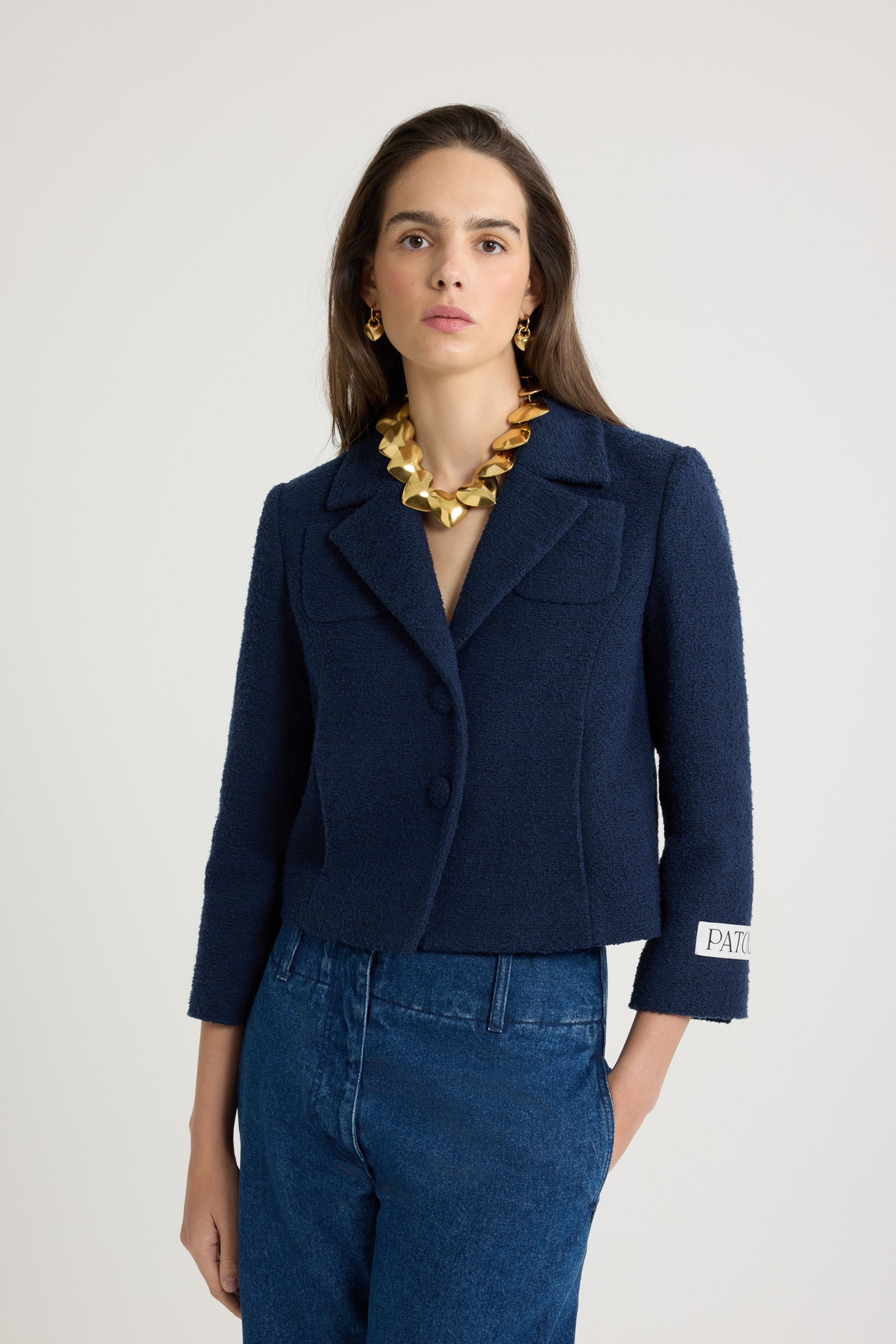 Patou - オーガニックコットン ツイード ショート テーラードジャケット - Navy Black - ネイビーブラックの薄手のオーガニックコットン製ツイードジャケット。ショート テーラード シルエット。シングルブレストスタイル。幅広のノッチドラペル。布カバーボタン。胸元高くにパッチポケット、前面にシームポケット。ややクロップドスリーブ。左袖にPatouロゴラベル。センターバックにハーフベルト。背面にシングルベント。裏地付き。