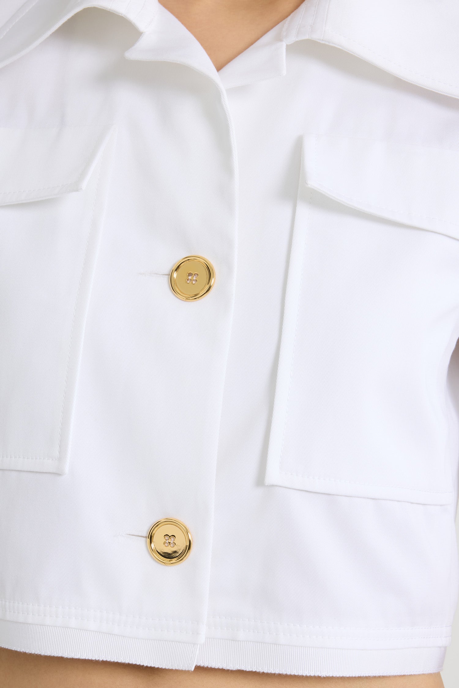 Patou - Kurze Jacke mit kurzen Ärmeln aus Bio-Baumwollgabardine - White - Weiße Jacke aus Bio-Baumwollgabardine. Gekürzte Länge. Weiter Kragen. Goldfarbene Knöpfe mit eingraviertem JP-Monogramm. Aufgesetzte Brusttaschen. Ärmellänge bis zum Ellbogen. Besatz aus Grosgrain an Manschetten und Saum.