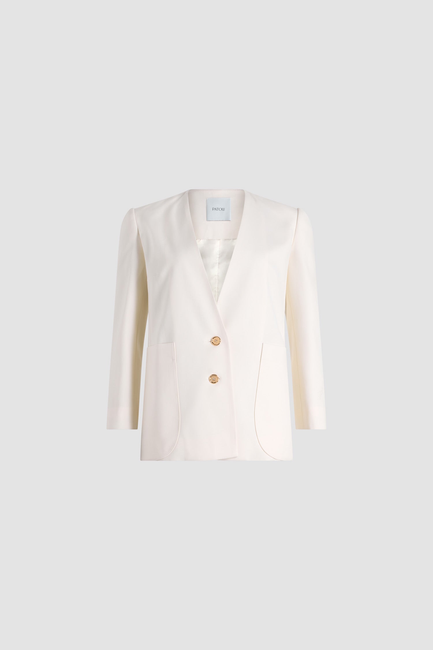 Patou - Giacca senza revers in lana tecnica ecosostenibile - Ivory - Giacca in lana tecnica ecosostenibile avorio. Modello monopetto senza revers. Bottoni oro incisi con il monogramma JP. Maxi tasche a toppa sul davanti. Maniche leggermente accorciate, polsini abbottonati. Monogramma JP calligrafia ricamato sulla manica sinistra. Modello foderato.