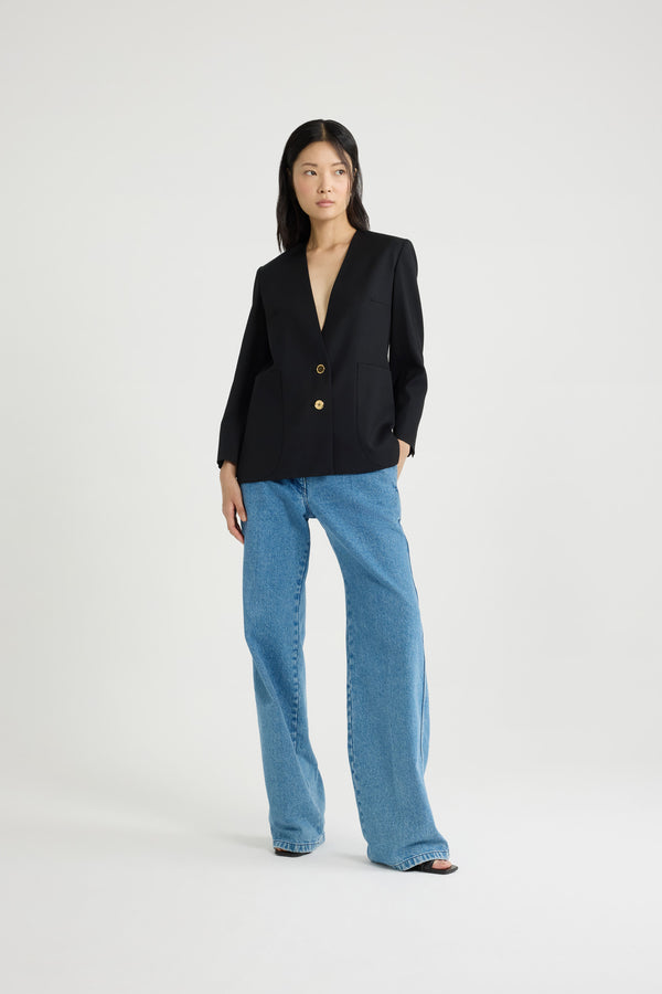 Patou - Veste sans revers en sergé de laine technique éco-responsable - Black - Veste en sergé de laine technique éco-responsable noir. Boutonnage simple. Modèle sans revers. Boutons dorés gravés avec le monogramme JP. Maxi poches plaquées sur le devant. Manches légèrement raccourcies, poignets boutonnés. Étiquette Patou sur la manche gauche. Modèle doublé.