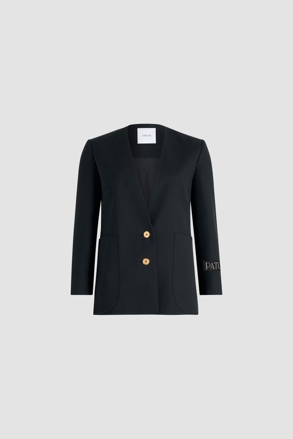 Patou - Veste sans revers en sergé de laine technique éco-responsable - Black - Veste en sergé de laine technique éco-responsable noir. Boutonnage simple. Modèle sans revers. Boutons dorés gravés avec le monogramme JP. Maxi poches plaquées sur le devant. Manches légèrement raccourcies, poignets boutonnés. Étiquette Patou sur la manche gauche. Modèle doublé.