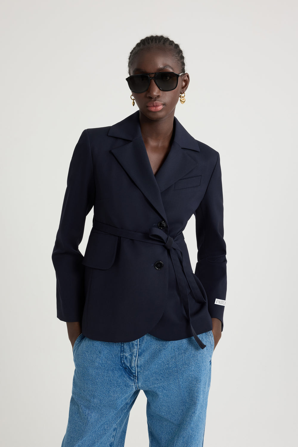 Patou - Taillierte Jacke mit Gürtel aus nachhaltigem technischem Wolltwill - Navy Black - Schwarzblaue Jacke aus nachhaltigem technischem Wolltwill. Jackett-Silhouette. Zweireihige Konstruktion. Fallendes Revers. Knöpfe mit eingraviertem JP-Monogramm. Brust- und Pattentaschen. Abnehmbarer Bindegürtel an der Taille. Geschlitzte Ärmelabschlüsse. Patou Logoetikett auf dem linken Ärmel. Gefüttert.