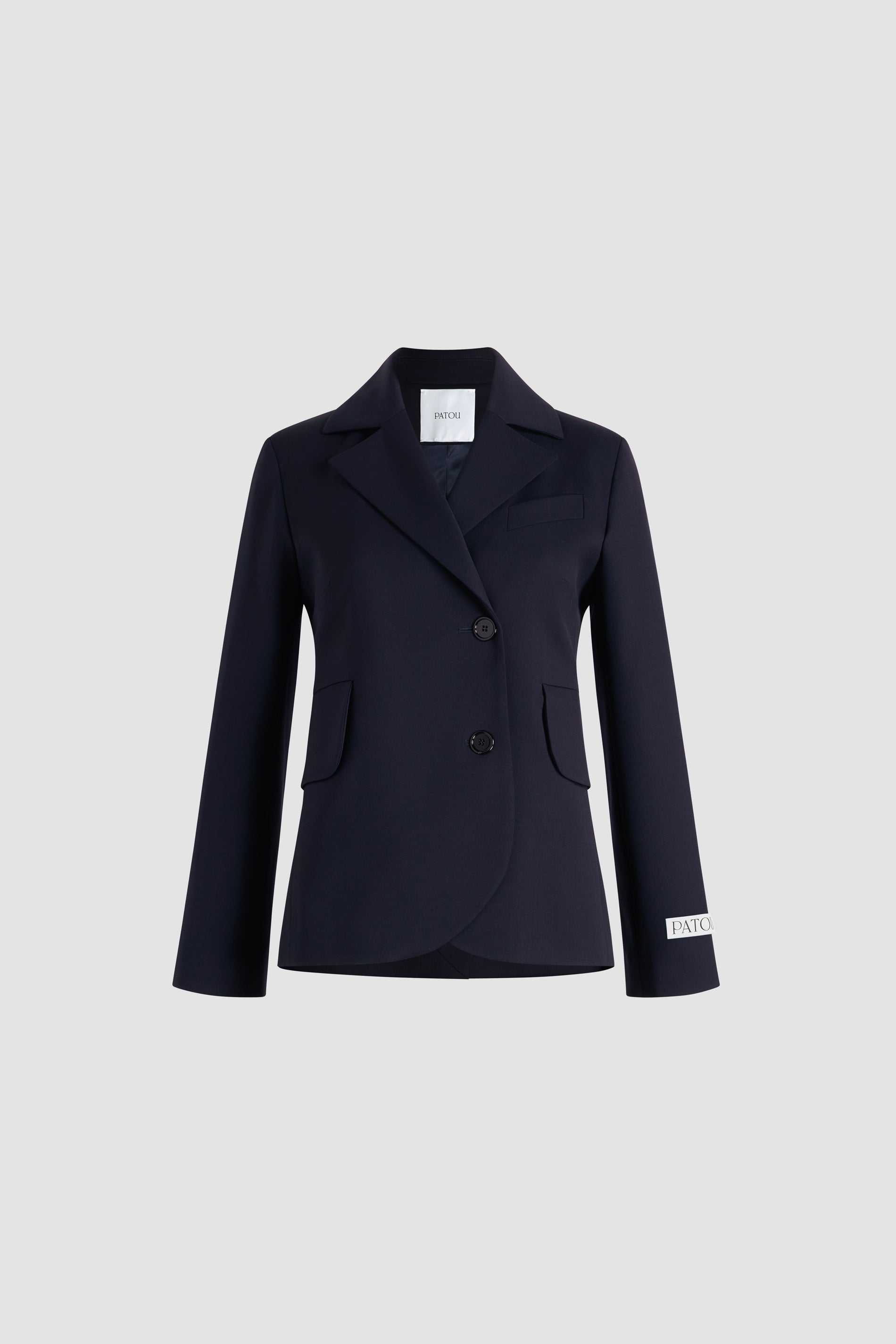 Patou - Taillierte Jacke mit Gürtel aus nachhaltigem technischem Wolltwill - Navy Black - Schwarzblaue Jacke aus nachhaltigem technischem Wolltwill. Jackett-Silhouette. Zweireihige Konstruktion. Fallendes Revers. Knöpfe mit eingraviertem JP-Monogramm. Brust- und Pattentaschen. Abnehmbarer Bindegürtel an der Taille. Geschlitzte Ärmelabschlüsse. Patou Logoetikett auf dem linken Ärmel. Gefüttert.