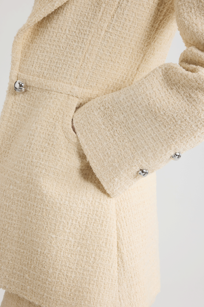 Patou - Veste longiligne à boutonnage simple en tweed de laine mélangée éco-responsable - No Label Snowberry White - Veste en tweed de laine mélangée éco-responsable blanc symphorine. Silhouette ajustée longue. Construction à boutonnage simple. Revers crantés larges. Un bouton boule argenté à monogramme JP. Poignets boutonnés. Modèle doublé