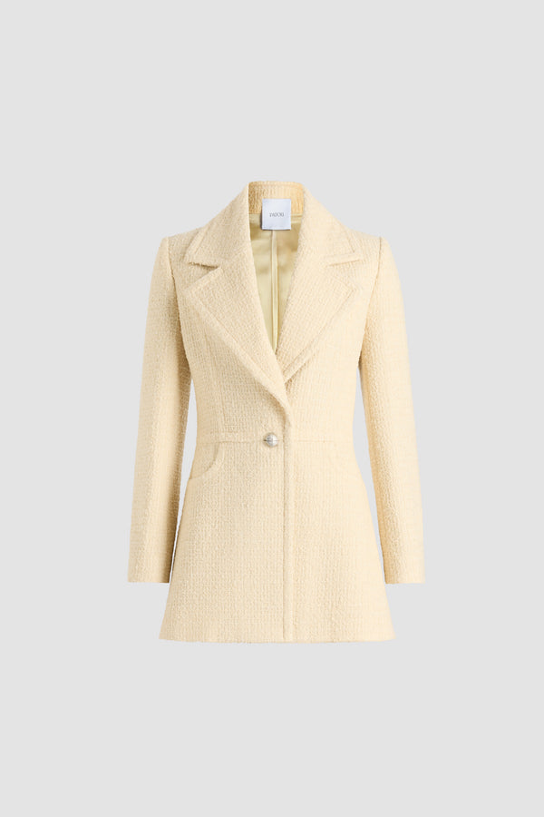 Patou - Veste longiligne à boutonnage simple en tweed de laine mélangée éco-responsable - No Label Snowberry White - Veste en tweed de laine mélangée éco-responsable blanc symphorine. Silhouette ajustée longue. Construction à boutonnage simple. Revers crantés larges. Un bouton boule argenté à monogramme JP. Poignets boutonnés. Modèle doublé