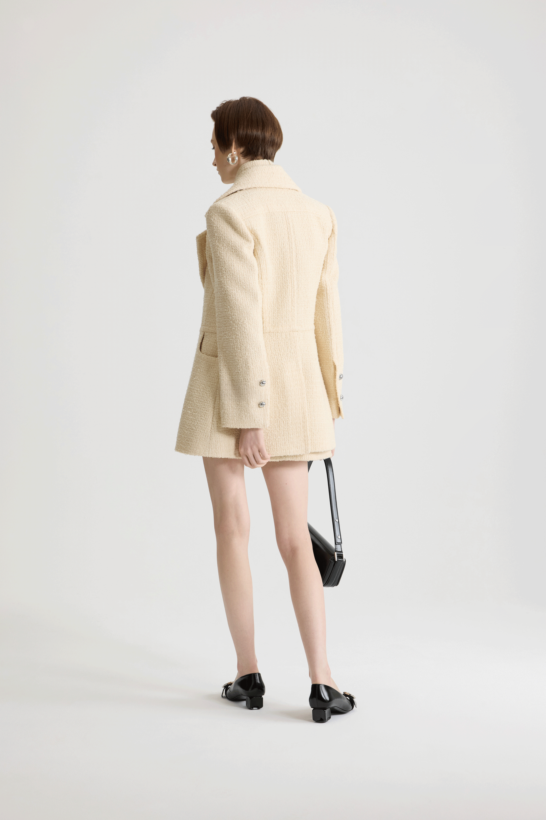 Patou - Veste longiligne à boutonnage simple en tweed de laine mélangée éco-responsable - No Label Snowberry White - Veste en tweed de laine mélangée éco-responsable blanc symphorine. Silhouette ajustée longue. Construction à boutonnage simple. Revers crantés larges. Un bouton boule argenté à monogramme JP. Poignets boutonnés. Modèle doublé