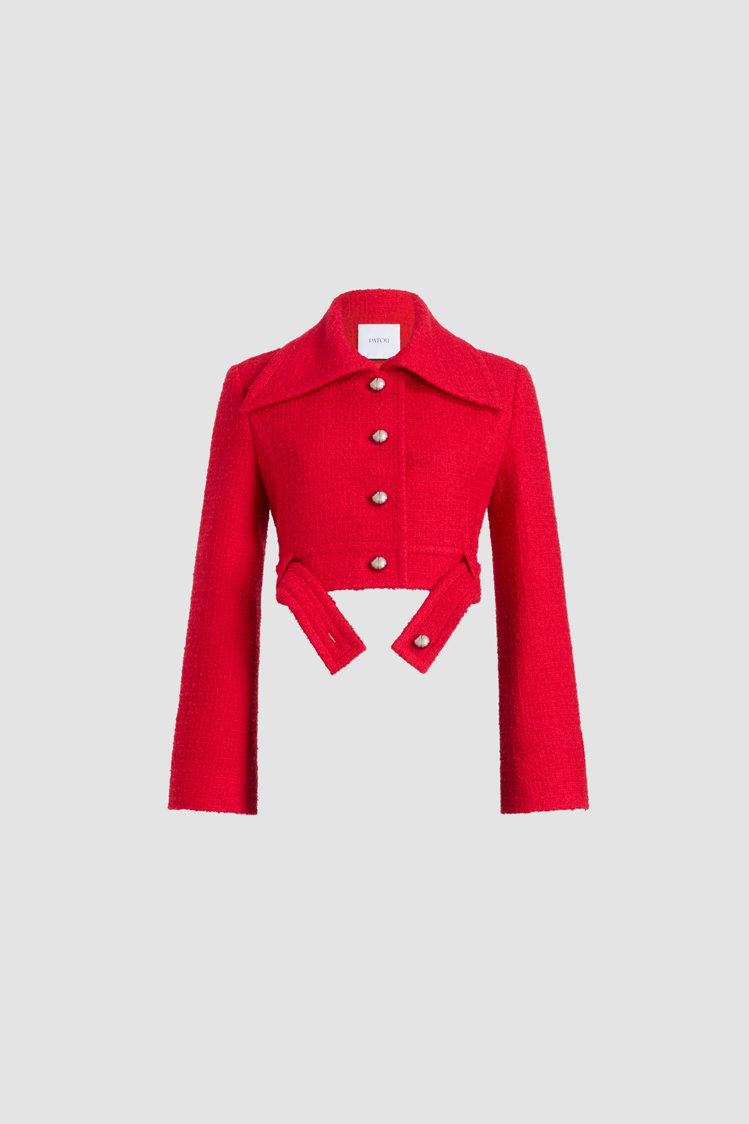 Patou - Veste courte ceinturée en tweed de laine mélangée éco-responsable - No Label Scarlet Red - Veste en tweed de laine mélangée éco-responsable rouge écarlate. Silhouette courte. Construction à boutonnage simple. Col large. Boutonnage avant avec boutons argentés à monogramme JP. Ceinture boutonnée à la taille pouvant être portée ouverte. Manches légèrement évasées. Modèle doublé.
