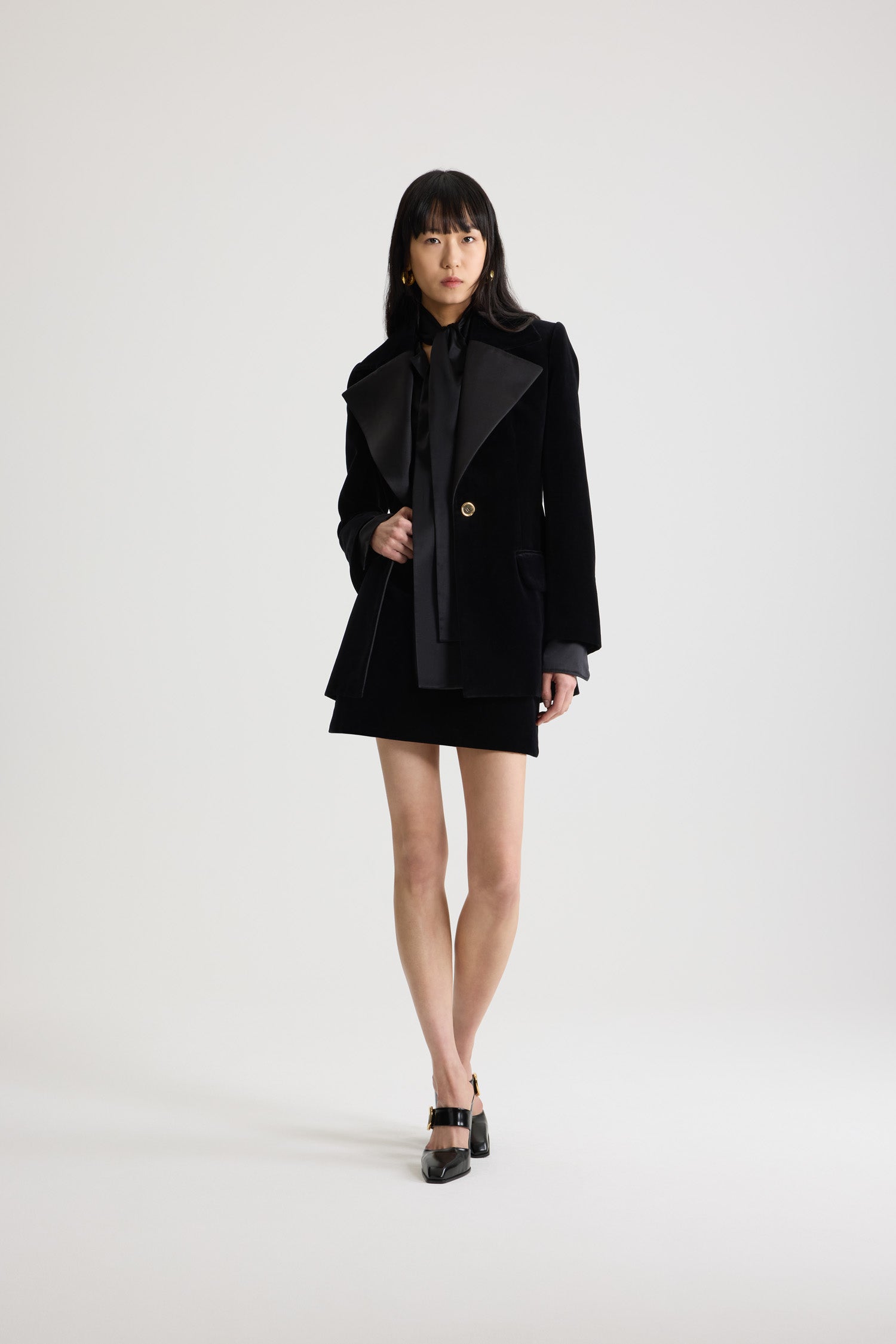 Patou - Lange Einreiher-Jacke aus Bio-Baumwollsamt - Black - Lange, schwarze Jacke aus Bio-Baumwollsamt. Gerader Schnitt. Kragen mit kontrastierenden Satinstreifen. Einreihig.Dieses Stück stammt aus der "Evening"-Kapsel, entworfen von Guillaume Henry: um besondere Anlässe mit Stil und Raffinesse zu verewigen.