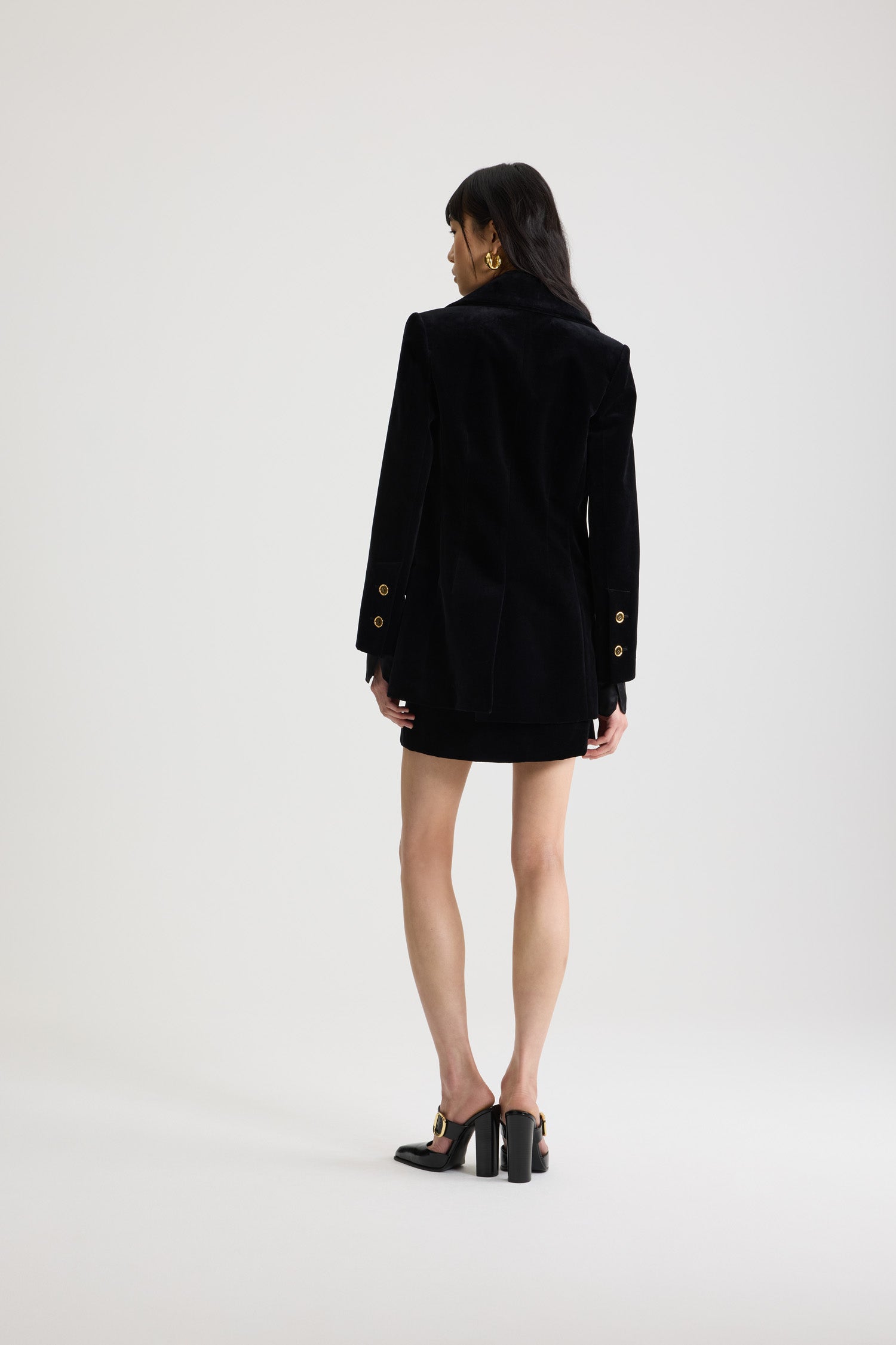 Patou - Lange Einreiher-Jacke aus Bio-Baumwollsamt - Black - Lange, schwarze Jacke aus Bio-Baumwollsamt. Gerader Schnitt. Kragen mit kontrastierenden Satinstreifen. Einreihig.Dieses Stück stammt aus der "Evening"-Kapsel, entworfen von Guillaume Henry: um besondere Anlässe mit Stil und Raffinesse zu verewigen.