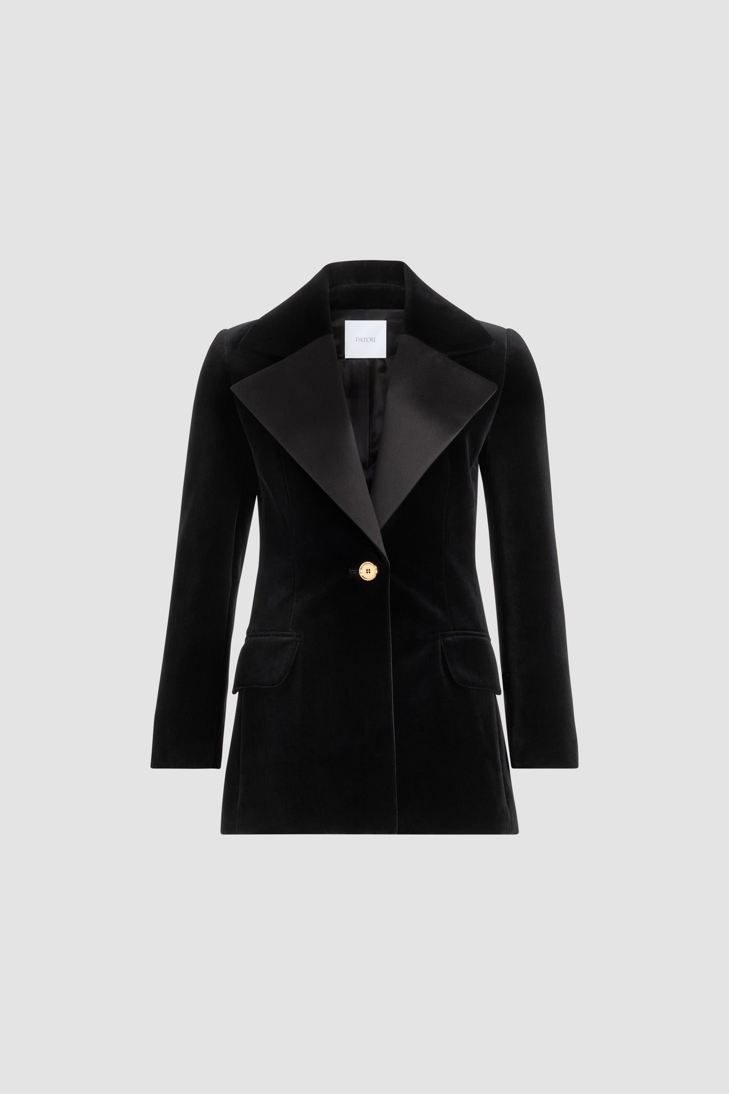 Patou - Lange Einreiher-Jacke aus Bio-Baumwollsamt - Black - Lange, schwarze Jacke aus Bio-Baumwollsamt. Gerader Schnitt. Kragen mit kontrastierenden Satinstreifen. Einreihig.Dieses Stück stammt aus der "Evening"-Kapsel, entworfen von Guillaume Henry: um besondere Anlässe mit Stil und Raffinesse zu verewigen.