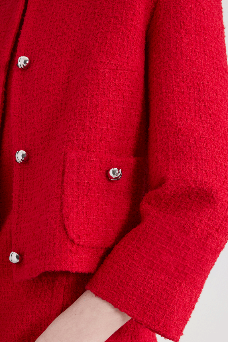 Patou - Giacca corta senza colletto in tweed di misto lana sostenibile - No Label Scarlet Red - Giacca in tweed di misto lana sostenibile Scarlet Red. Modello corto. Costruzione monopetto. Modello senza colletto. Chiusura sul davanti con bottoni oro semisferici incisi con monogramma JP. Tasche applicate con bottone sul davanti. Modello foderato.