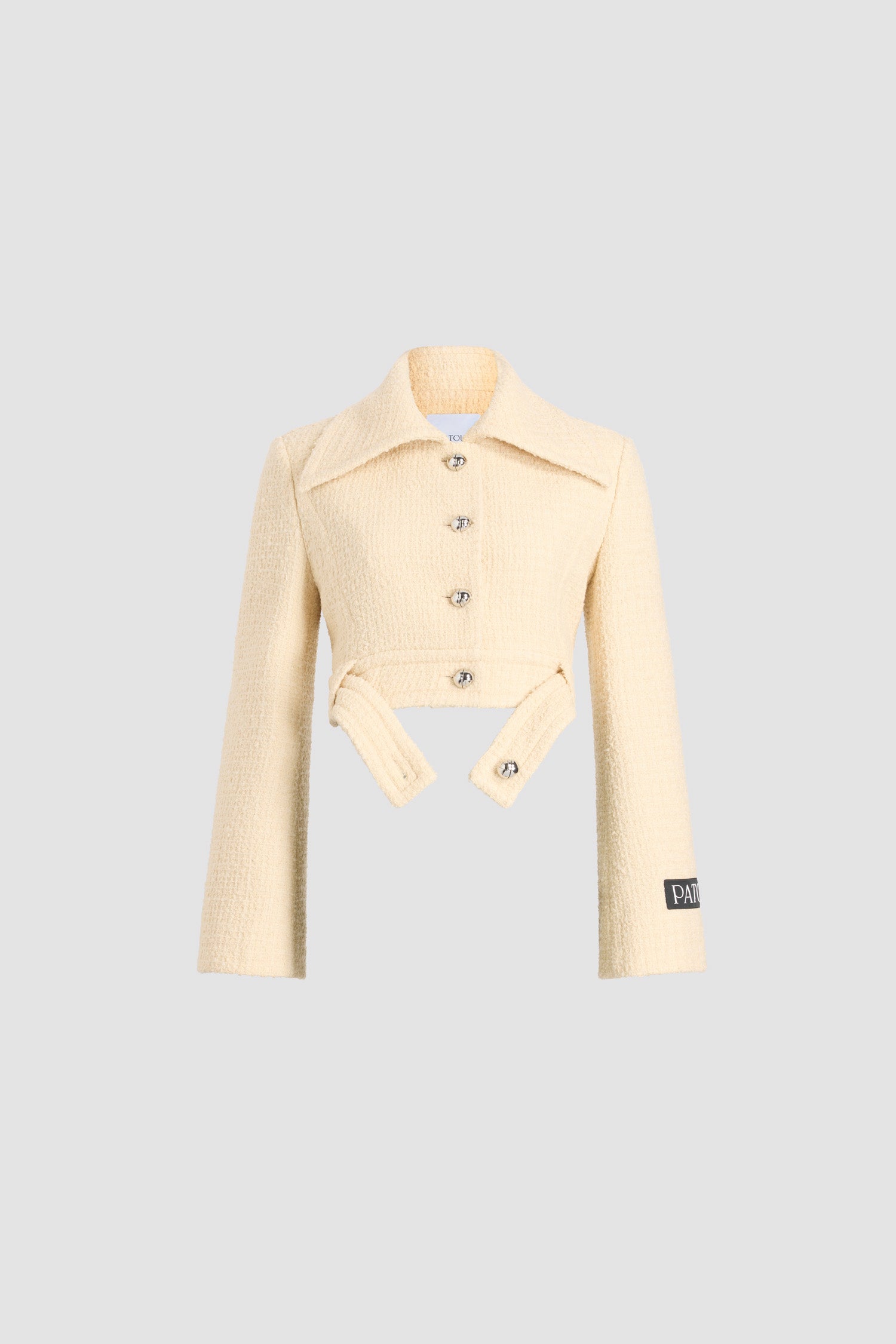 Patou - Kurze Jacke mit Gürtel aus nachhaltigem Wollmix-Tweed - Snowberry White - Jacke aus nachhaltigem Wollmix-Tweed in Schneebeeren-Weiß. Kurz geschnitten. Einreiher. Weiter Kragen. Knopfverschluss vorne mit silberfarbenen Knöpfen mit JP-Monogrammgravur. Geknöpfter Gürtel an der Taille, der offen getragen werden kann. Leicht ausgestellte Ärmel. Patou Logoetikett auf dem linken Ärmel. Gefüttert.