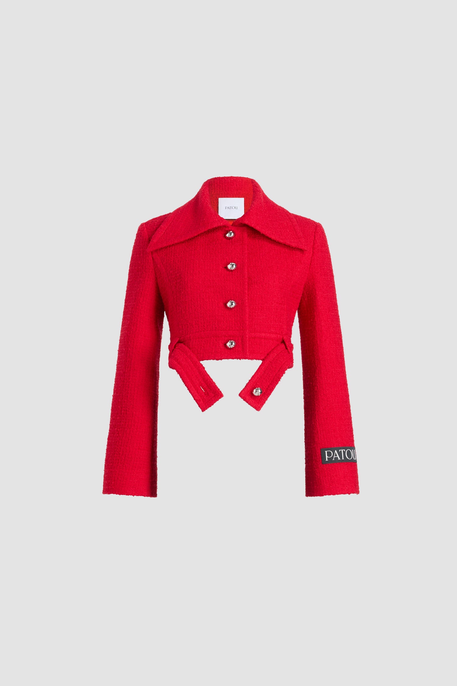 Patou - Kurze Jacke mit Gürtel aus nachhaltigem Wollmix-Tweed - Scarlet Red - Jacke aus nachhaltigem Wollmix-Tweed in Scharlachrot. Kurz geschnitten. Einreiher. Weiter Kragen. Knopfverschluss vorne mit silberfarbenen Knöpfen mit JP-Monogrammgravur. Geknöpfter Gürtel an der Taille, der offen getragen werden kann. Leicht ausgestellte Ärmel. Patou Logoetikett auf dem linken Ärmel. Gefüttert.