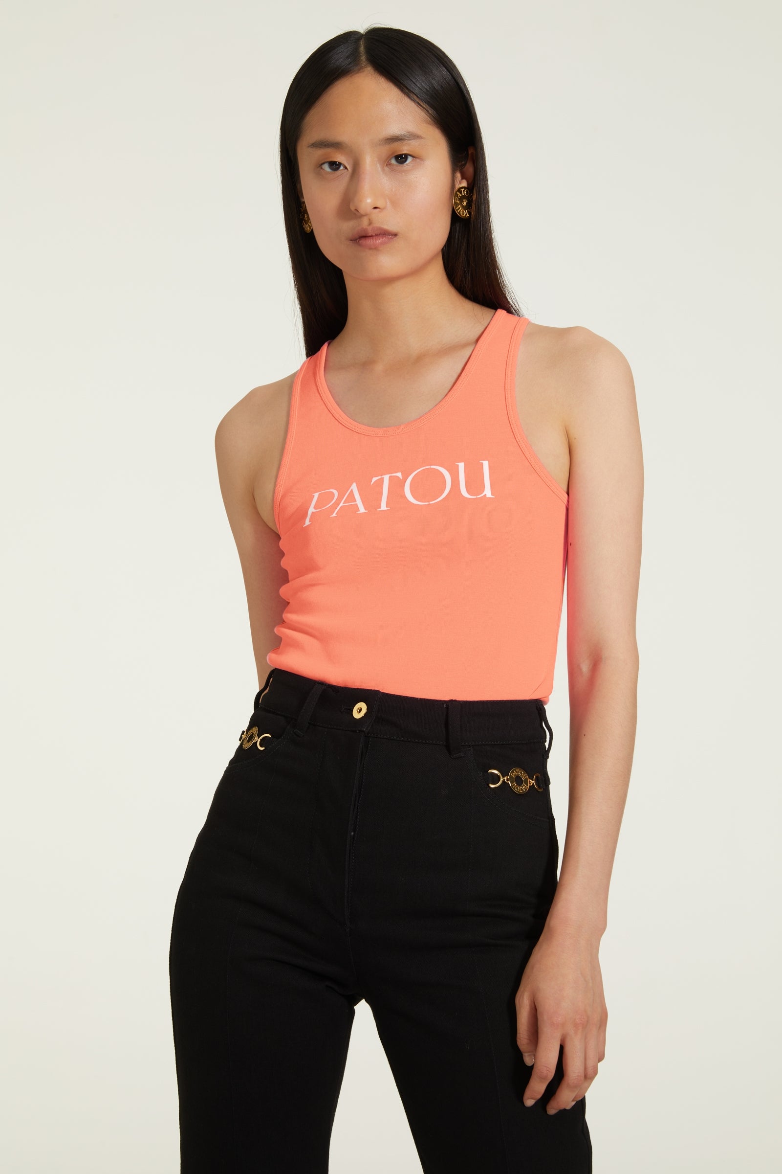 Patou - オーガニックコットン パトゥ タンクトップ - Coral - シンプルにパトゥらしく。コーラルカラーのコットン製タンクトップ。フロントにレタリングロゴ、バックにモノグラム。