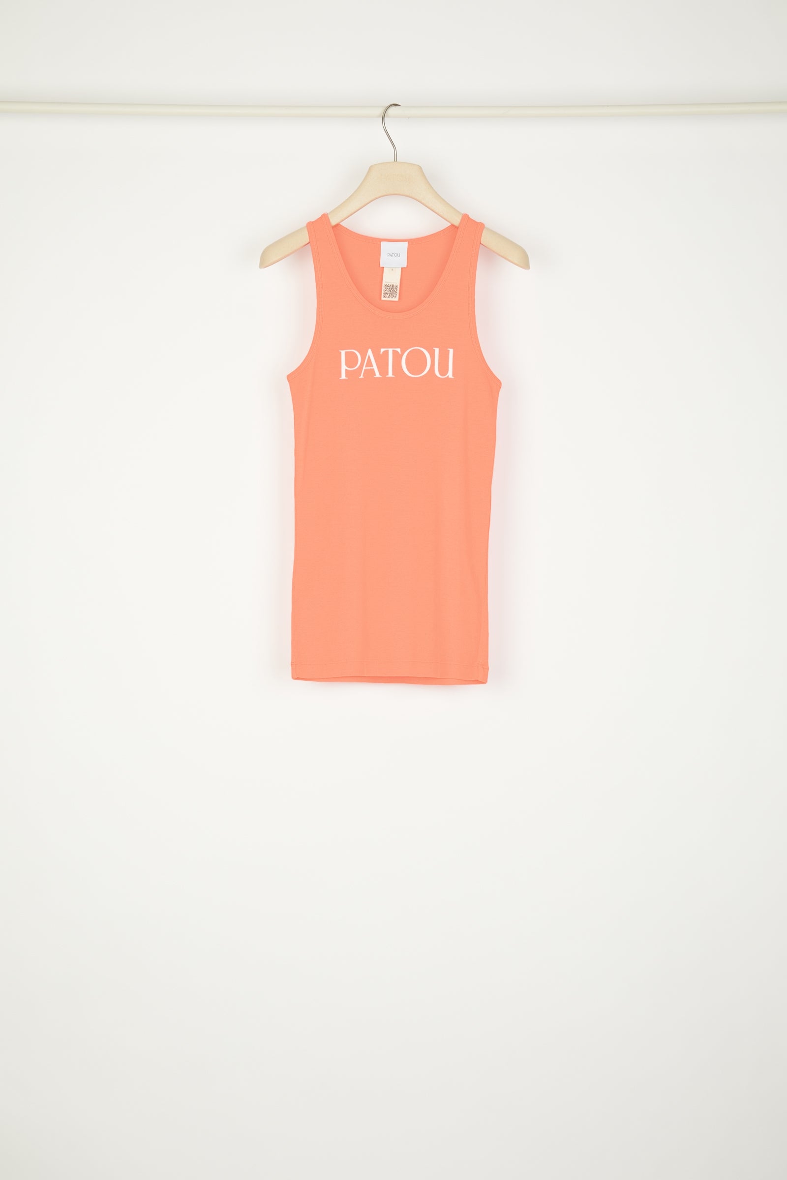 Patou - オーガニックコットン パトゥ タンクトップ - Coral - シンプルにパトゥらしく。コーラルカラーのコットン製タンクトップ。フロントにレタリングロゴ、バックにモノグラム。