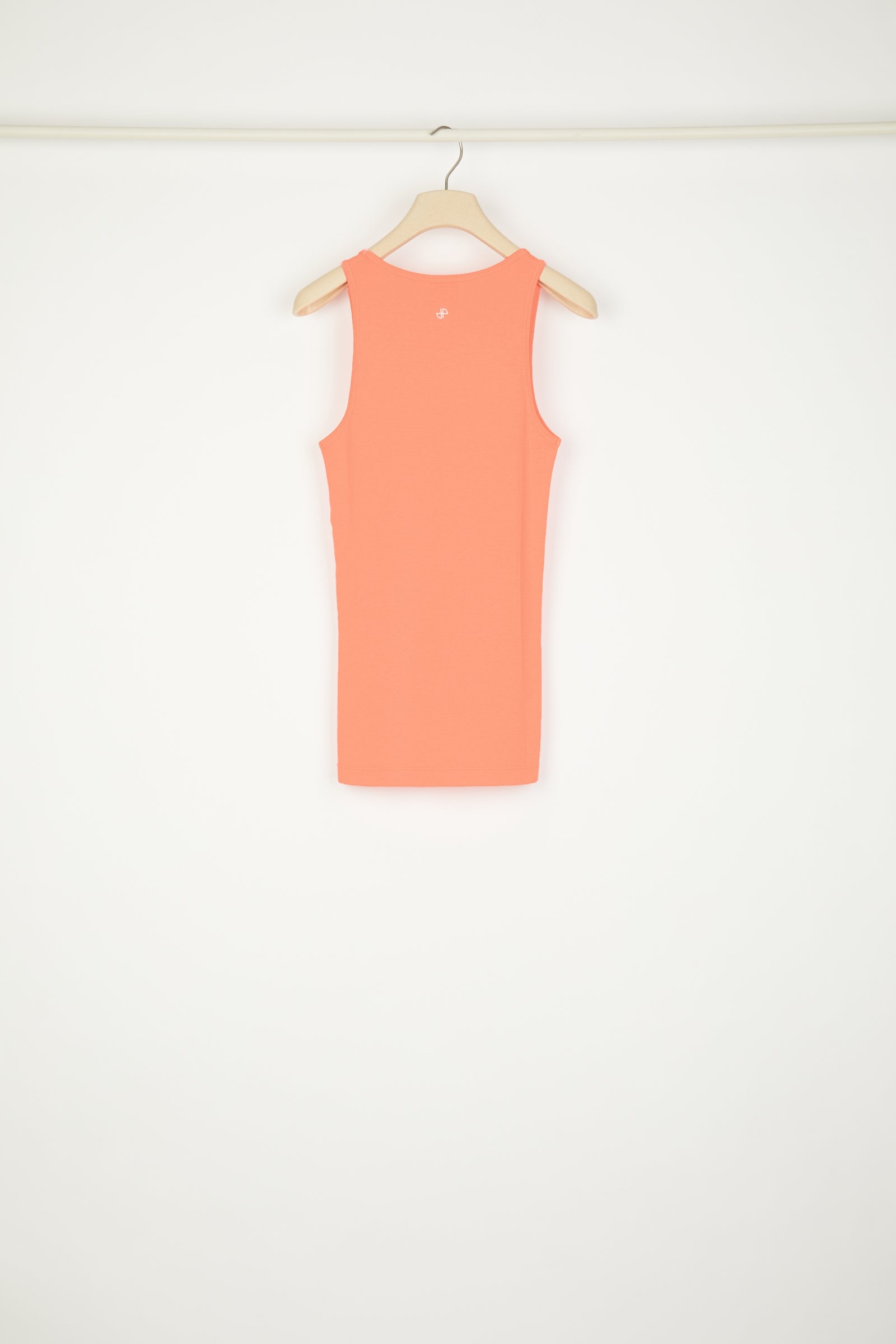Patou - オーガニックコットン パトゥ タンクトップ - Coral - シンプルにパトゥらしく。コーラルカラーのコットン製タンクトップ。フロントにレタリングロゴ、バックにモノグラム。