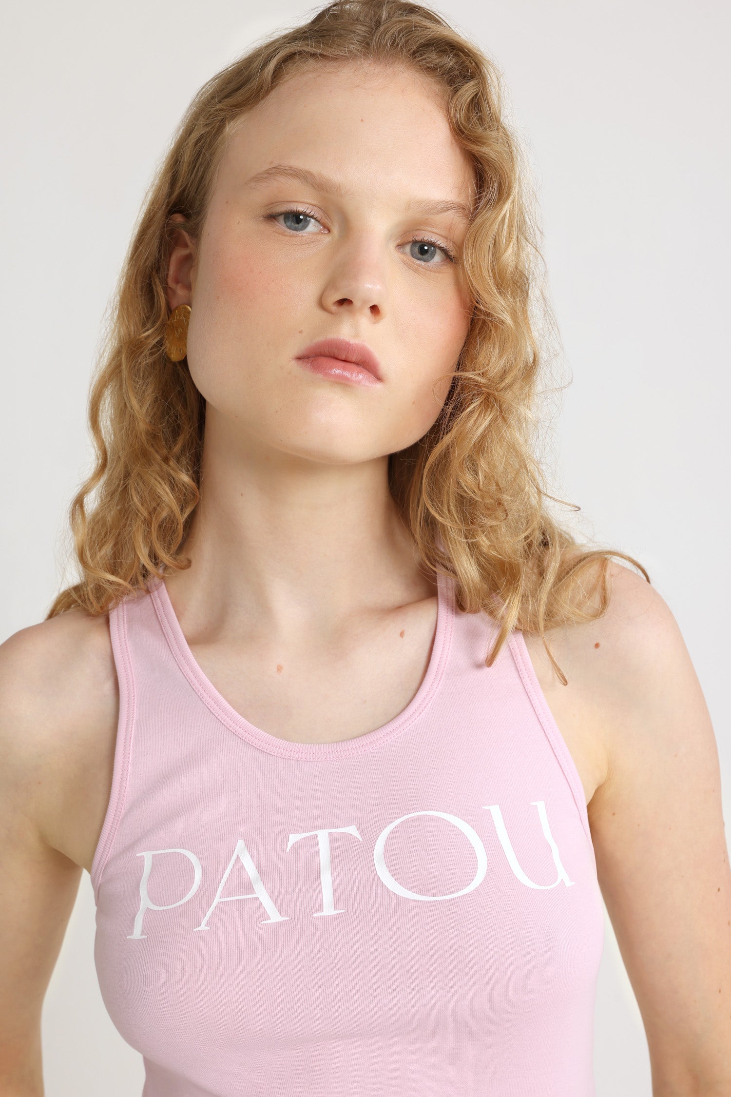 Patou - 오가닉 코튼 파투 로고 탱크 탑 - Primrose Pink - 프림로즈 핑크 오가닉 코튼 탱크 탑. 스쿱 넥. 앞면의 파투 로고, 뒷면의 JP 모노그램 디테일.