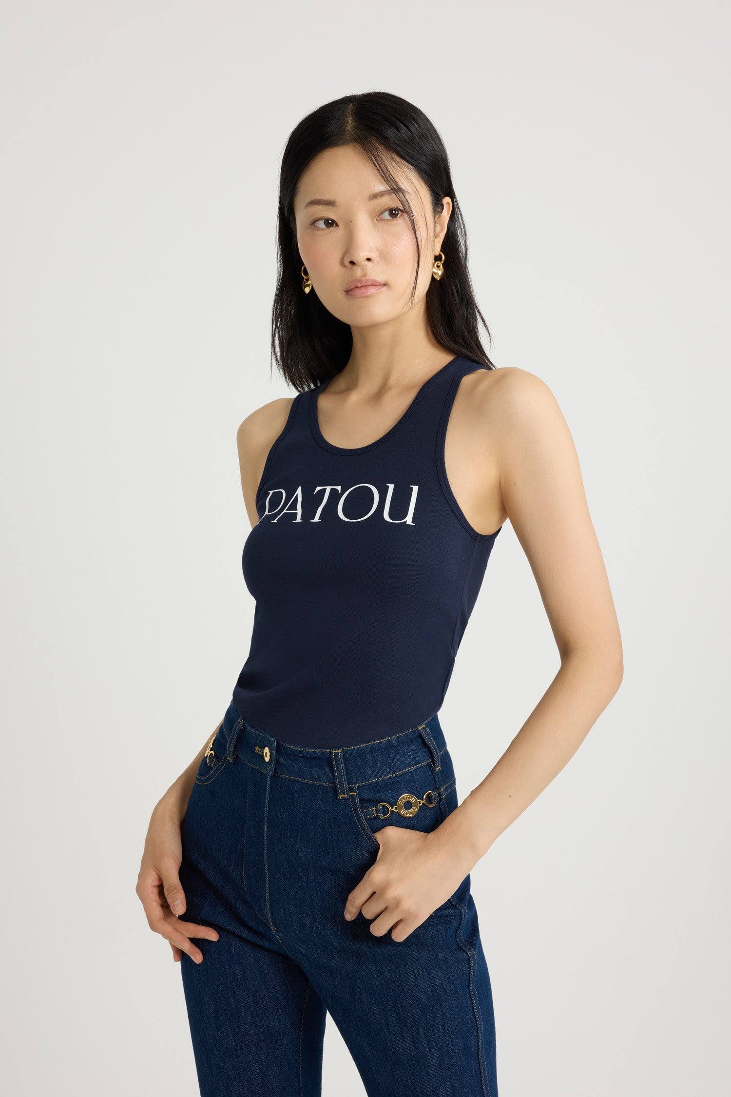 Patou - Canotta con logo Patou in cotone bio - Navy Black - Canotta in cotone bio blu nero. Scollo tondo. Logo Patou sul davanti, monogramma JP sul retro.