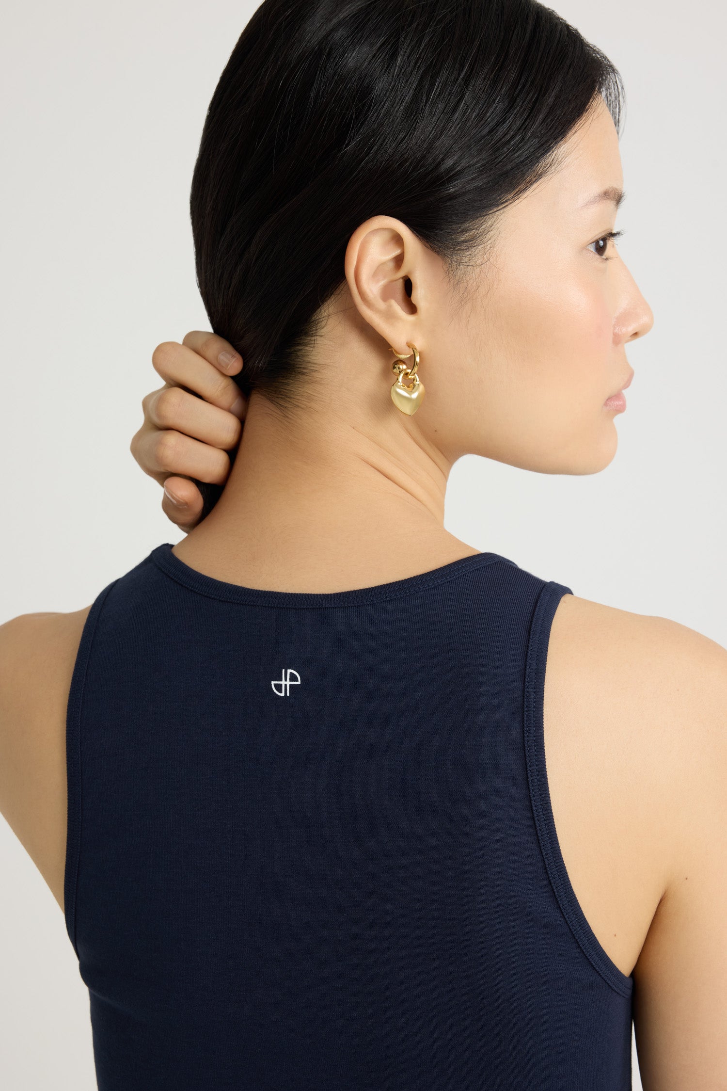 Patou - Canotta con logo Patou in cotone bio - Navy Black - Canotta in cotone bio blu nero. Scollo tondo. Logo Patou sul davanti, monogramma JP sul retro.