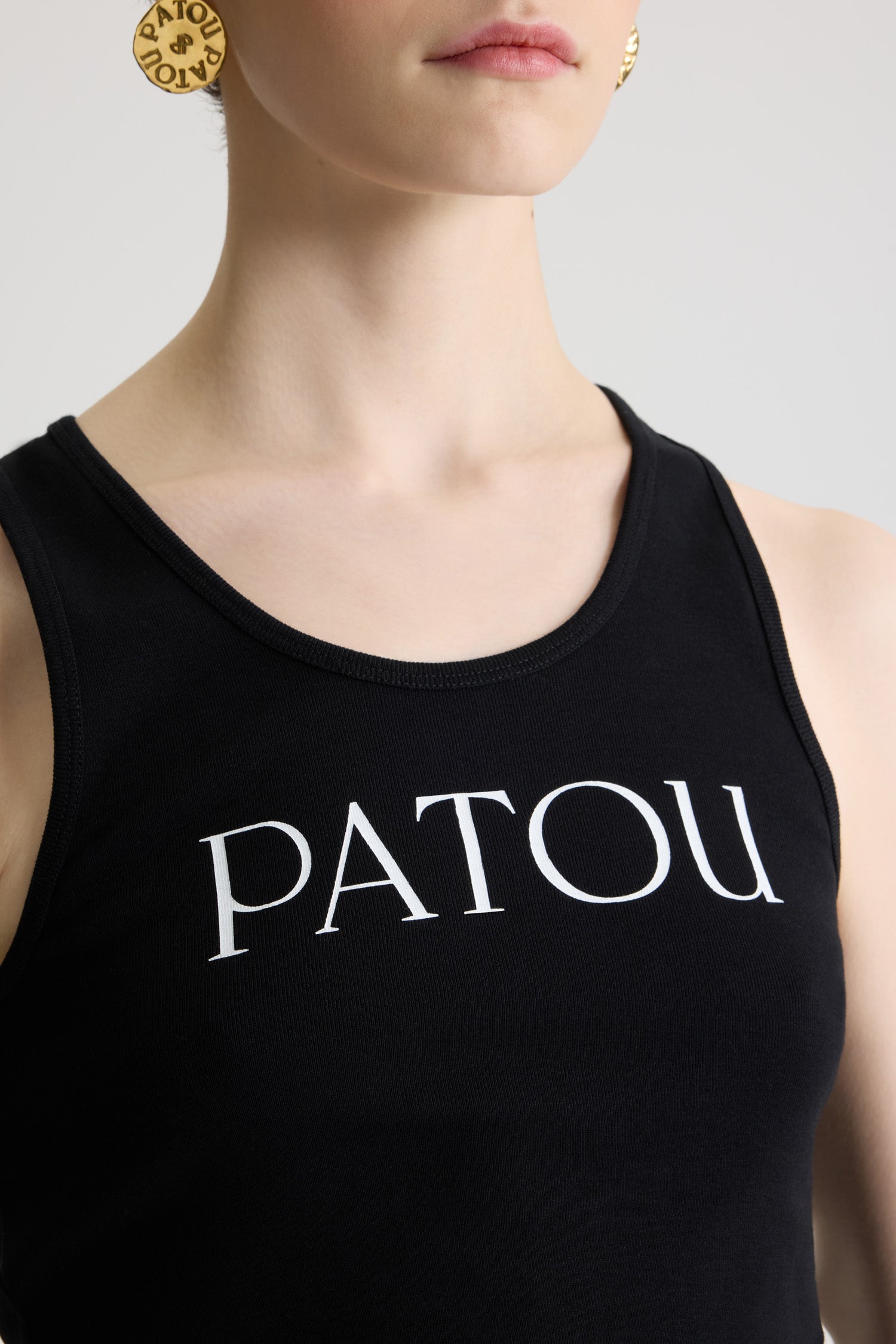 Patou - Patou Tanktop aus Bio-Baumwolle - Black - Einfach Patou. Schwarzes Tanktop aus Bio-Baumwolle. Buchstaben-Logo vorne, Monogramm hinten.Unisex-Stil; Männer sollten eine Nummer größer bestellen.
