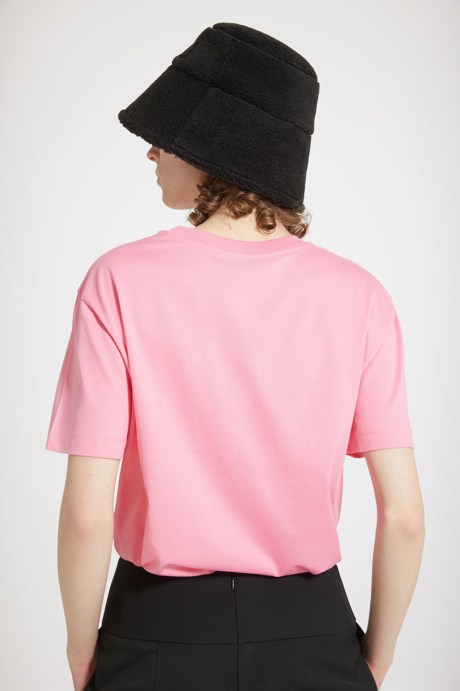 Patou - Maglietta Patou in cotone bio - Hot Pink - Patou, per tutti i giorni.T-shirt in cotone bio rosa vivace. Collo rotondo, vestibilità classica. Logo Patou sul davanti.Capo unisex; consigliamo agli uomini di scegliere una taglia in più.