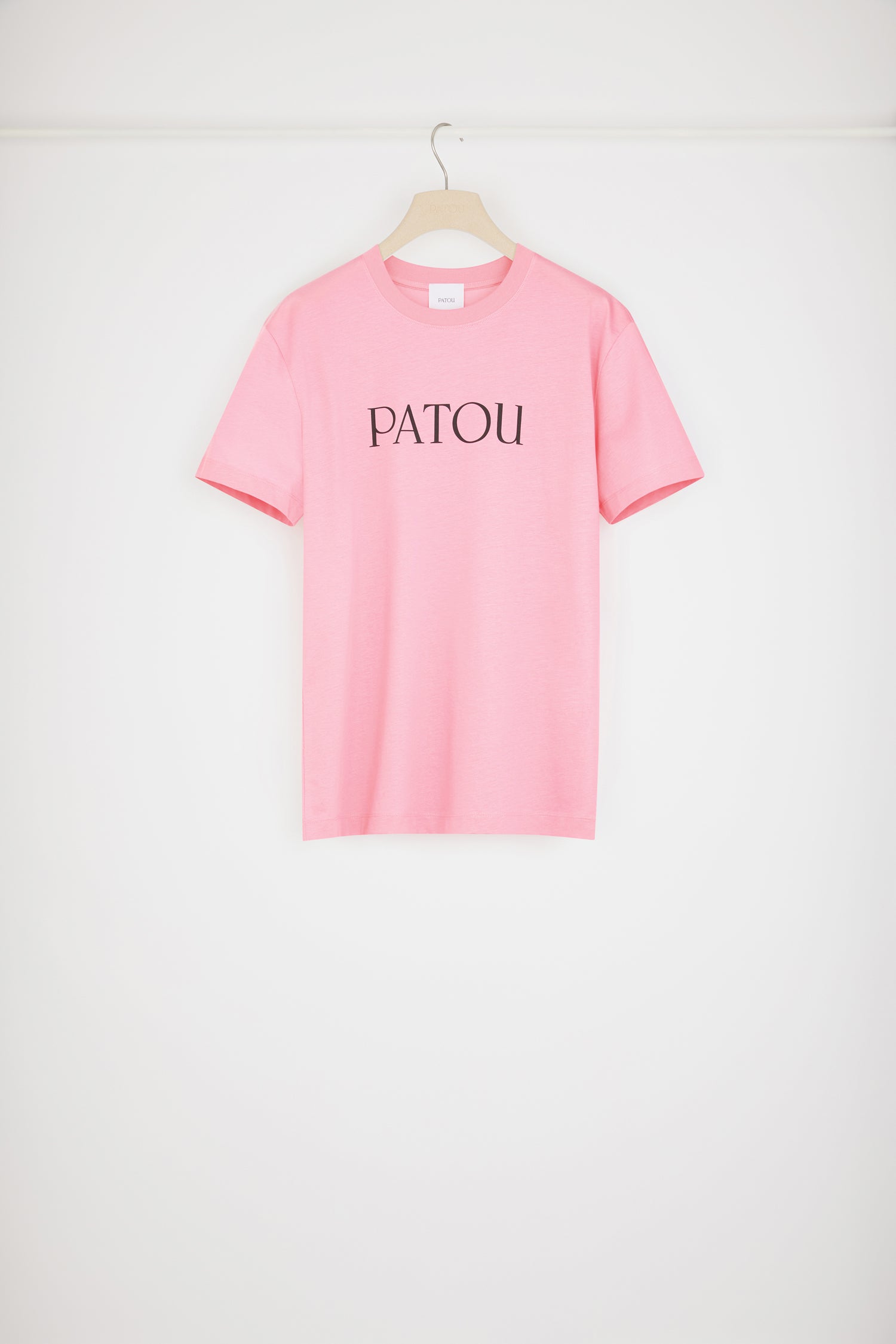 Patou - Maglietta Patou in cotone bio - Hot Pink - Patou, per tutti i giorni.T-shirt in cotone bio rosa vivace. Collo rotondo, vestibilità classica. Logo Patou sul davanti.Capo unisex; consigliamo agli uomini di scegliere una taglia in più.