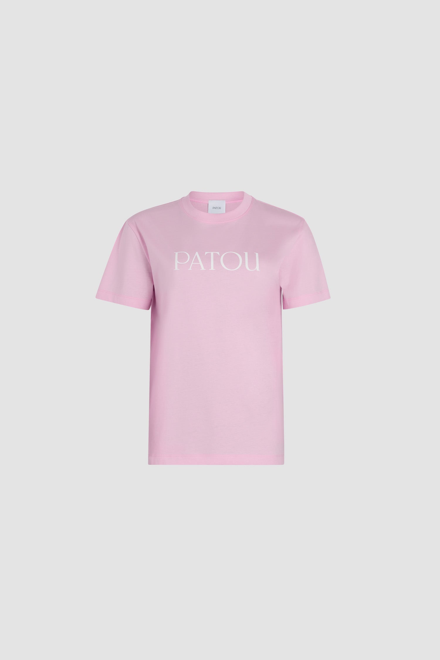 Patou - Maglietta con logo Patou in cotone bio - Primrose Pink - Maglietta in cotone bio rosa. Vestibilità regolare. Collo tondo. Logo Patou stampati sul davanti.Modello unisex; gli uomini dovrebbero ordinare una taglia in più.