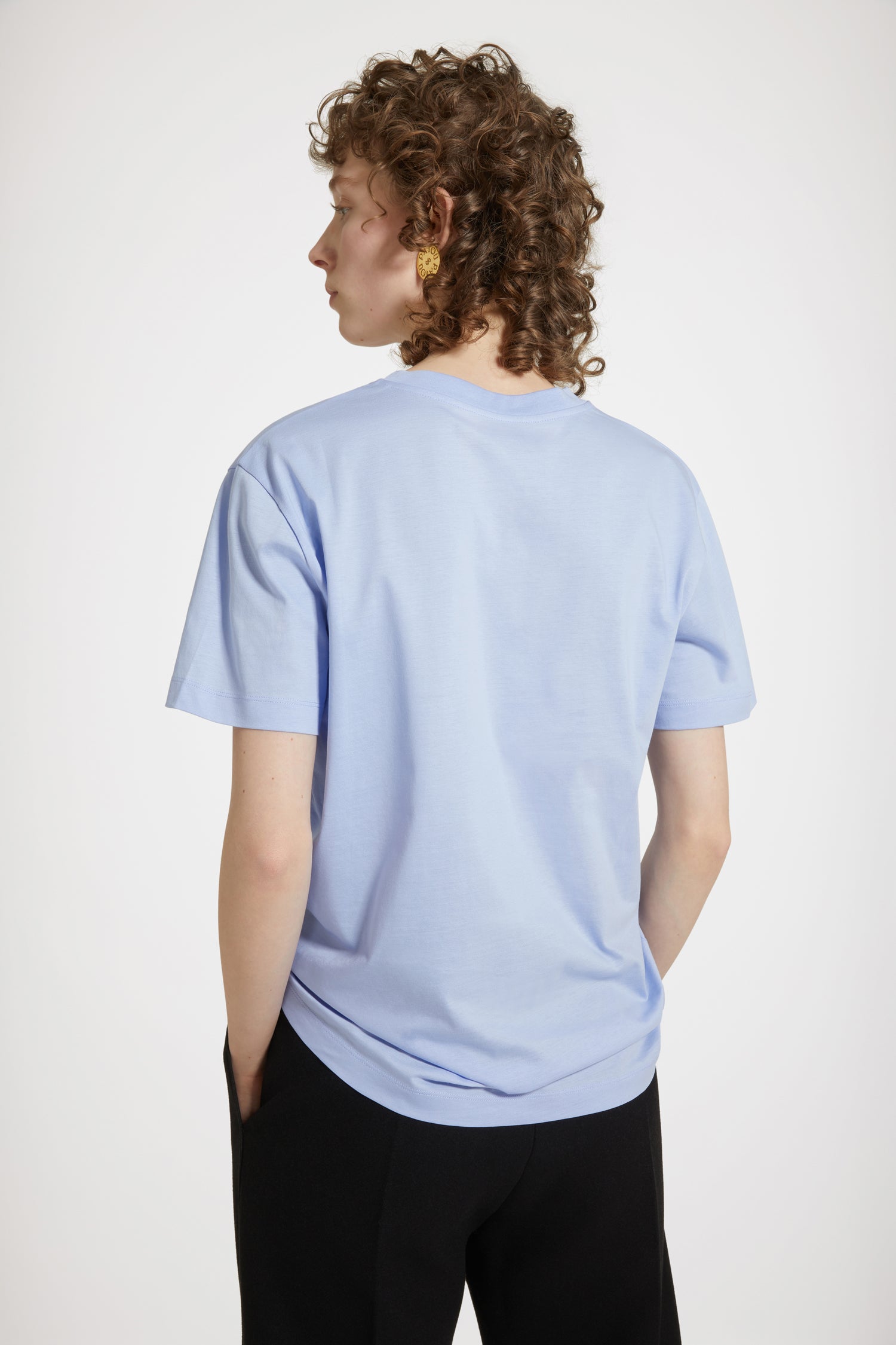 Patou - オーガニックコットン パトゥロゴTシャツ - Alaska Blue - パトゥを愛する人たちのデイリーアイテム。アラスカブルーのオーガニックコットン製Tシャツ。クルーネック、レギュラーフィット。フロント全体にパトゥロゴ。ユニセックスデザイン。 男性の方は、通常着用サイズのワンサイズ上をお選ください)。