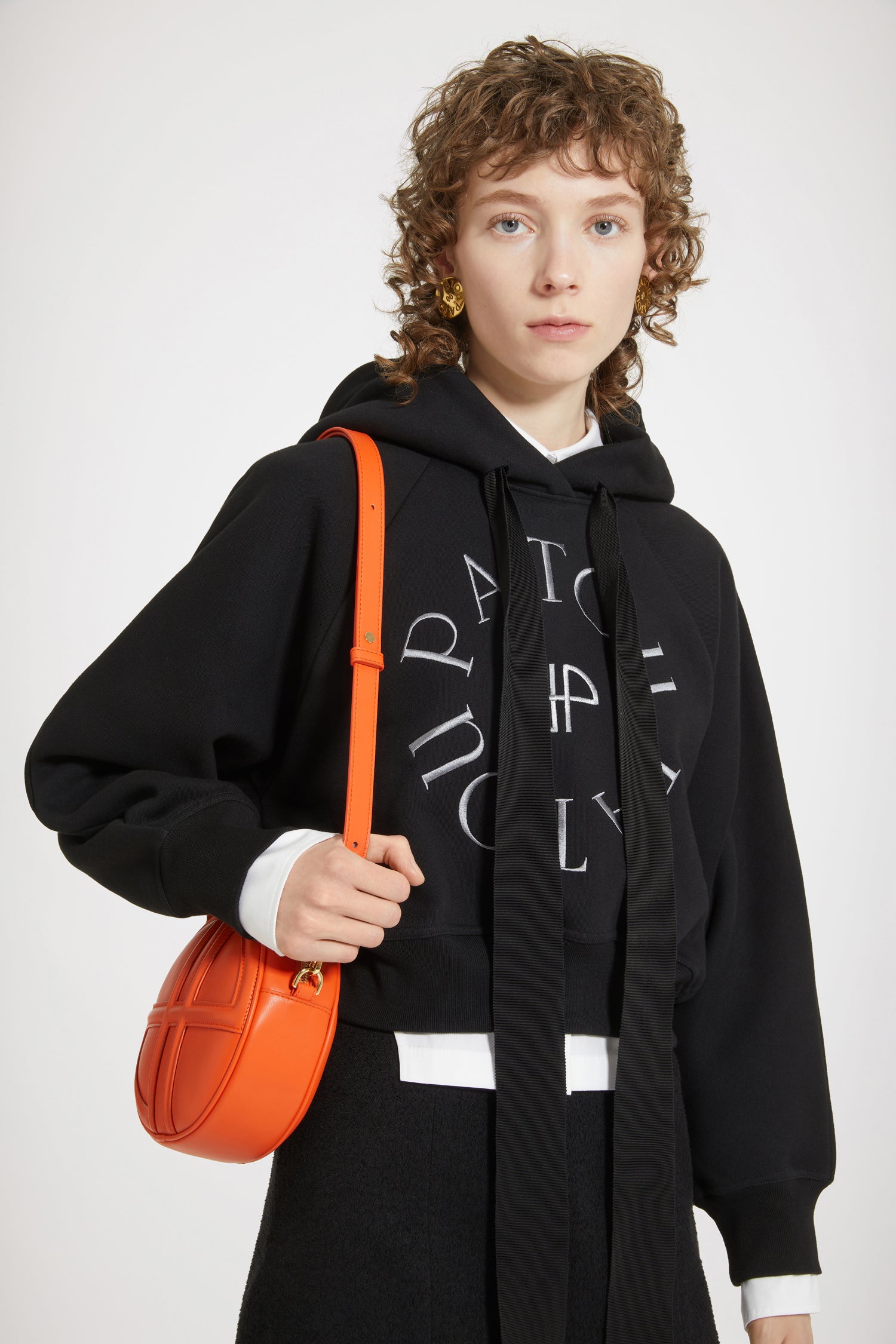 Patou - Medallion hoodie in organic cotton - Black - Five letters and a grosgrain bow, a Patou recipe for success.Black organic cotton sweatshirt. Relaxed silhouette. Hooded collar with grosgrain drawstring. Patou medallion logo embroidered at the front. Raglan sleeves. Ribbed cuffs and waist.