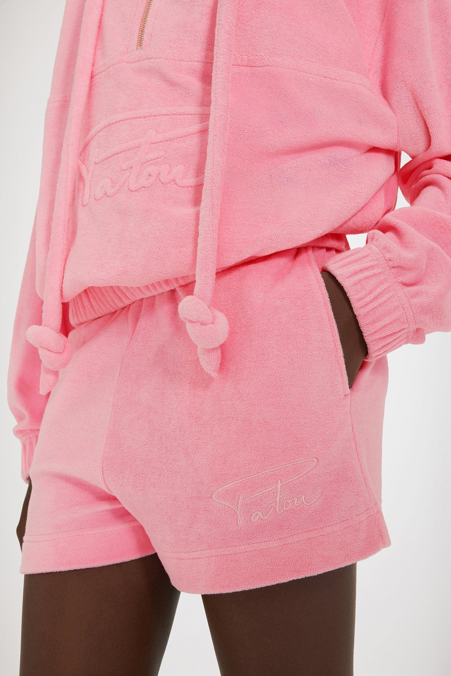 Patou - Pantaloncino in spugna di cotone bio - Pink - La morbidezza in versione estiva.Pantaloncino in spugna di cotone bio rosa. Vita elasticizzata. Tasche laterali. Firma Jean Patou ricamata sul davanti.