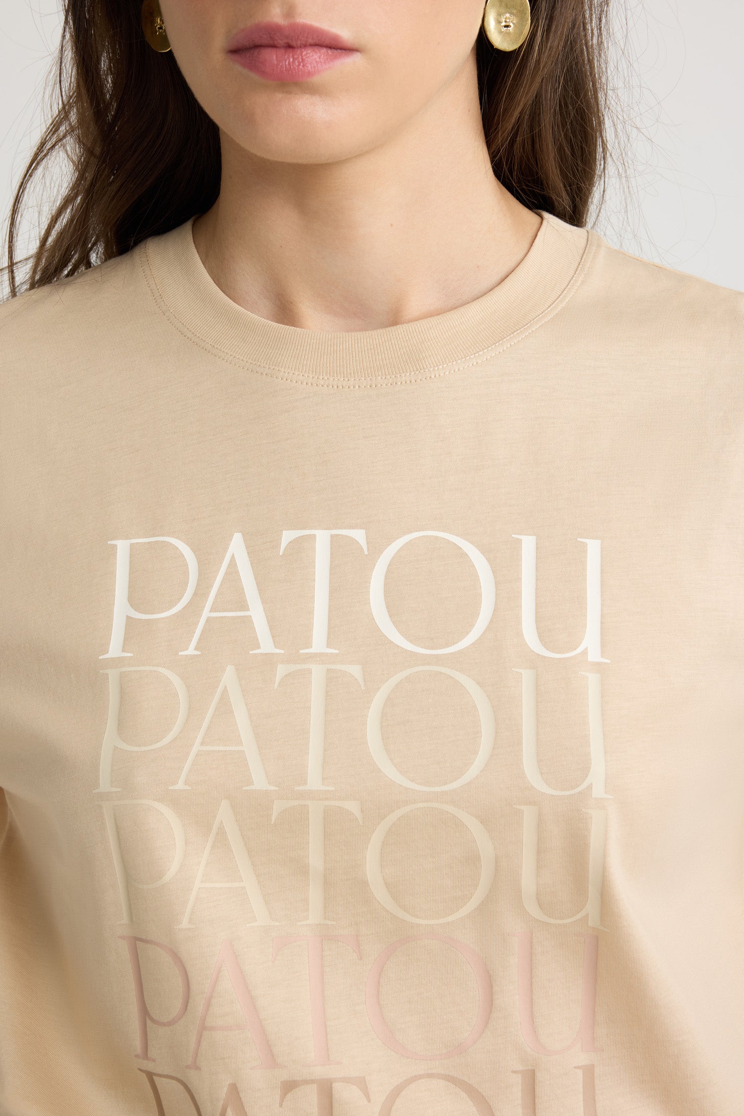 Patou - オーガニックコットン パトゥ Tシャツ - Praline - プラリネベージュのオーガニックコットン製Tシャツ。レギュラーフィット。クルーネック。前面にグラデーション効果の複数のパトゥロゴプリント