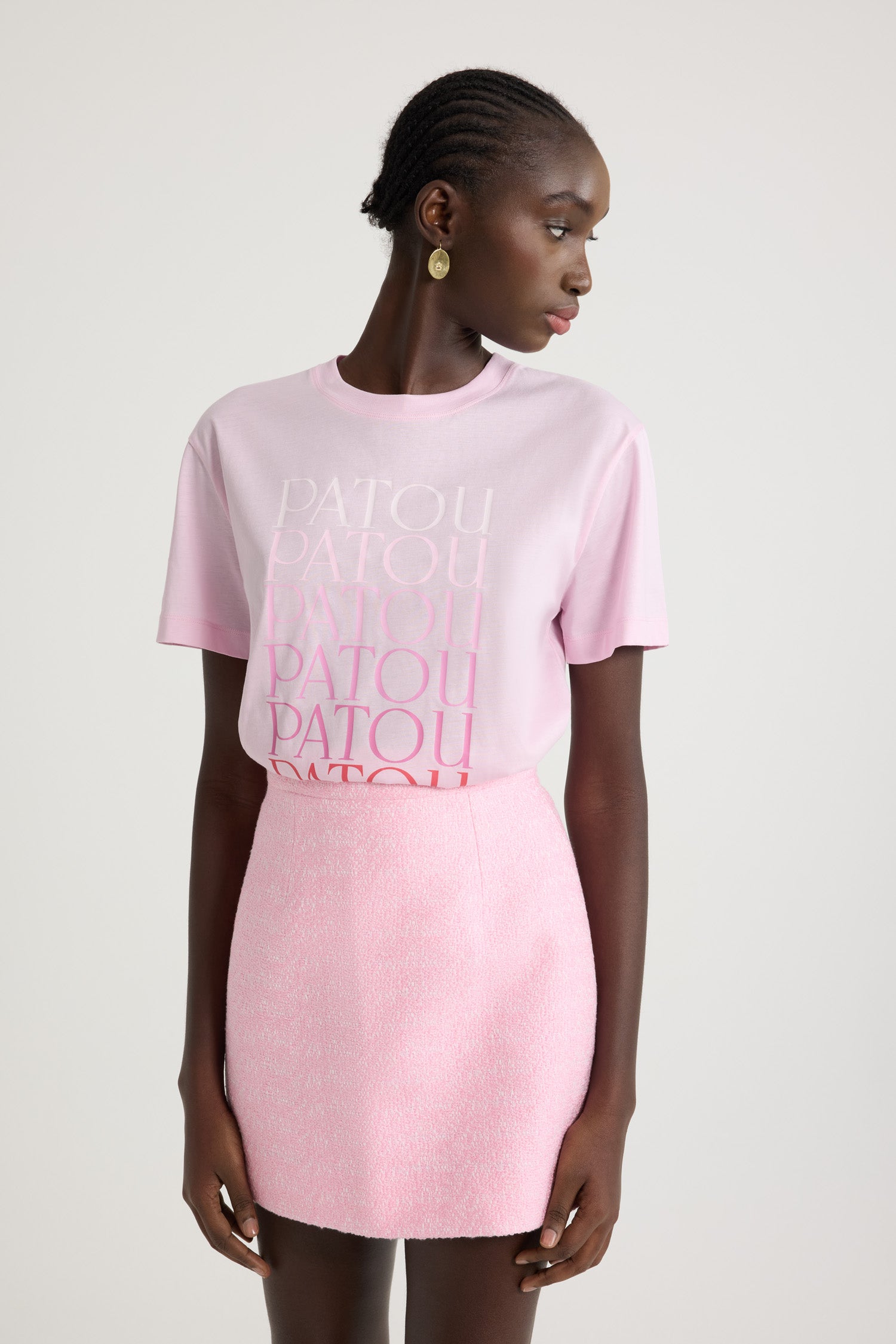 Patou - Maglietta Patou in cotone bio - Primrose Pink - Maglietta in cotone bio rosa. Vestibilità regolare. Collo tondo. Molteplici logo Patou stampati sul davanti con effetto dégradé.